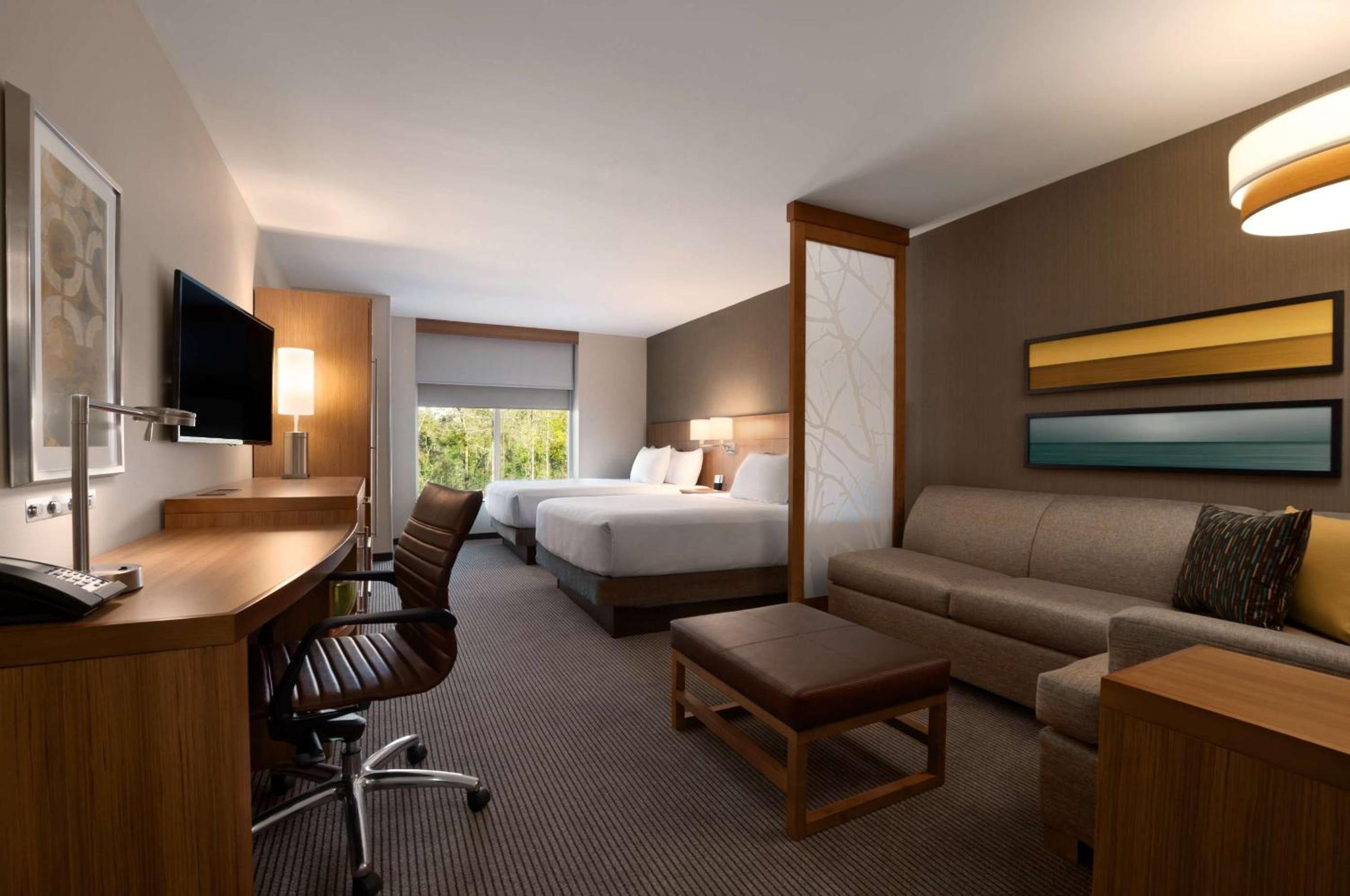 Queen Room with Two Queen Beds and Sofa Bed - High Floor photo 2