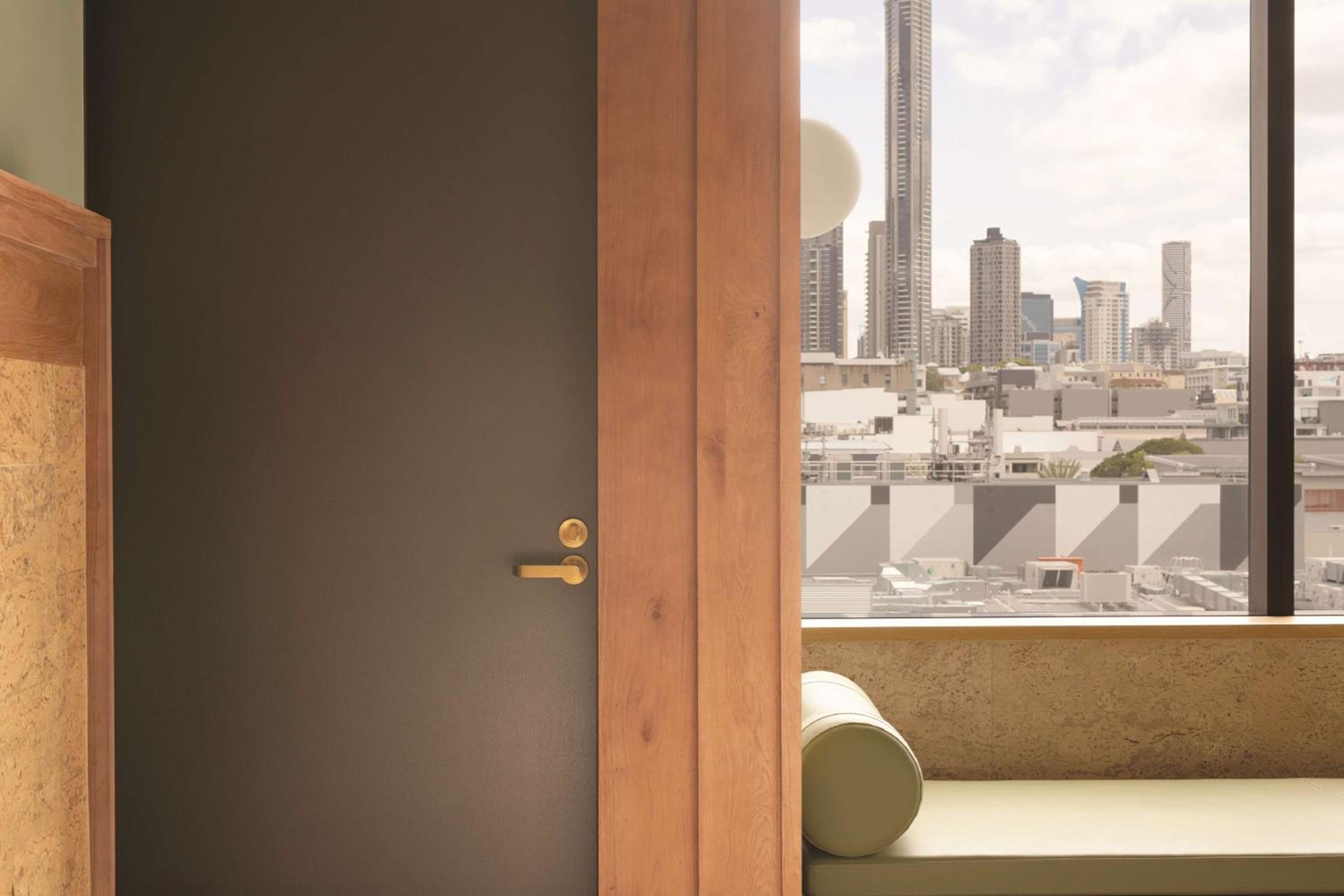 King Room with City View thumbnail 5
