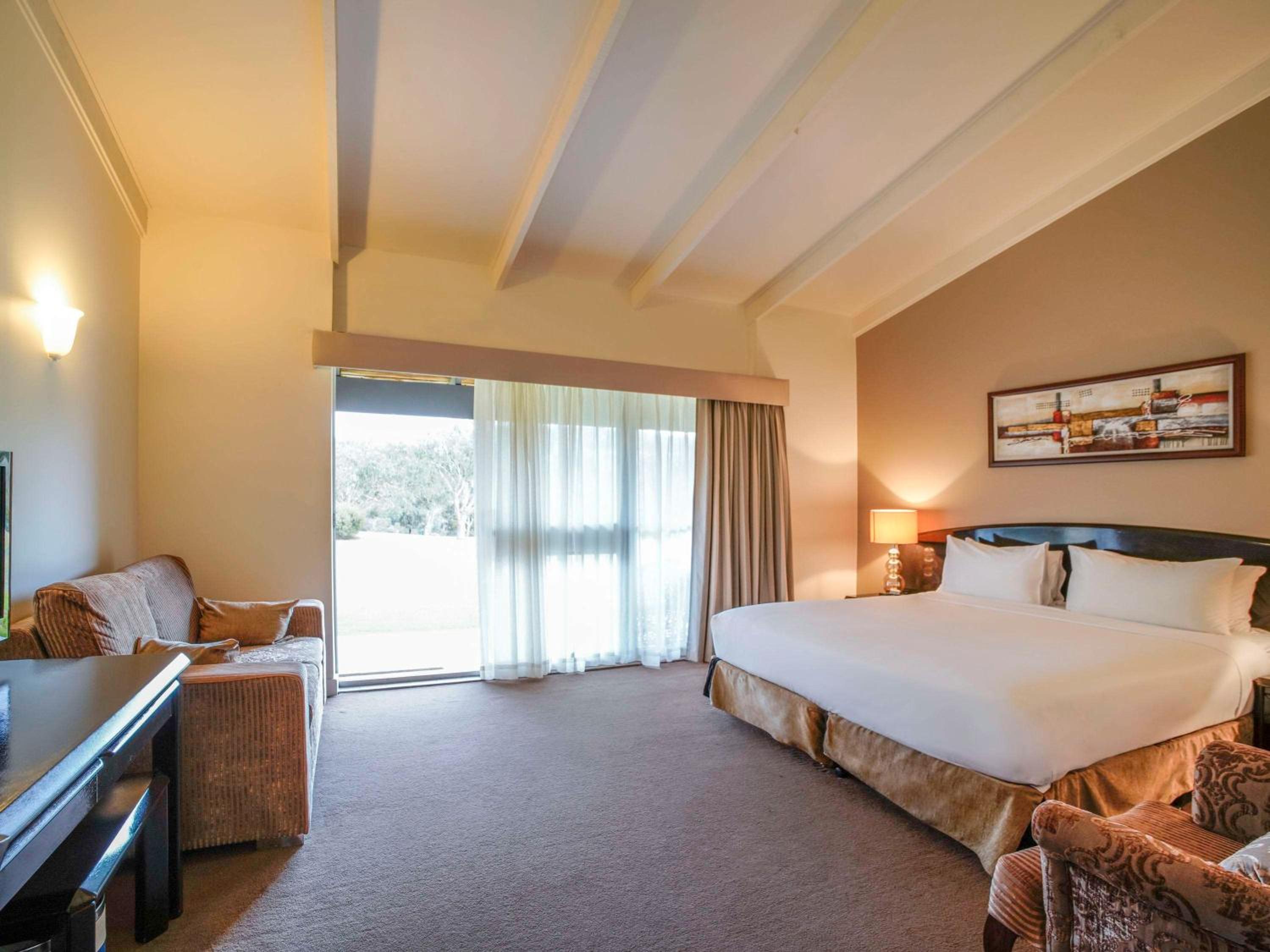 Queen Room with Golf View photo 3