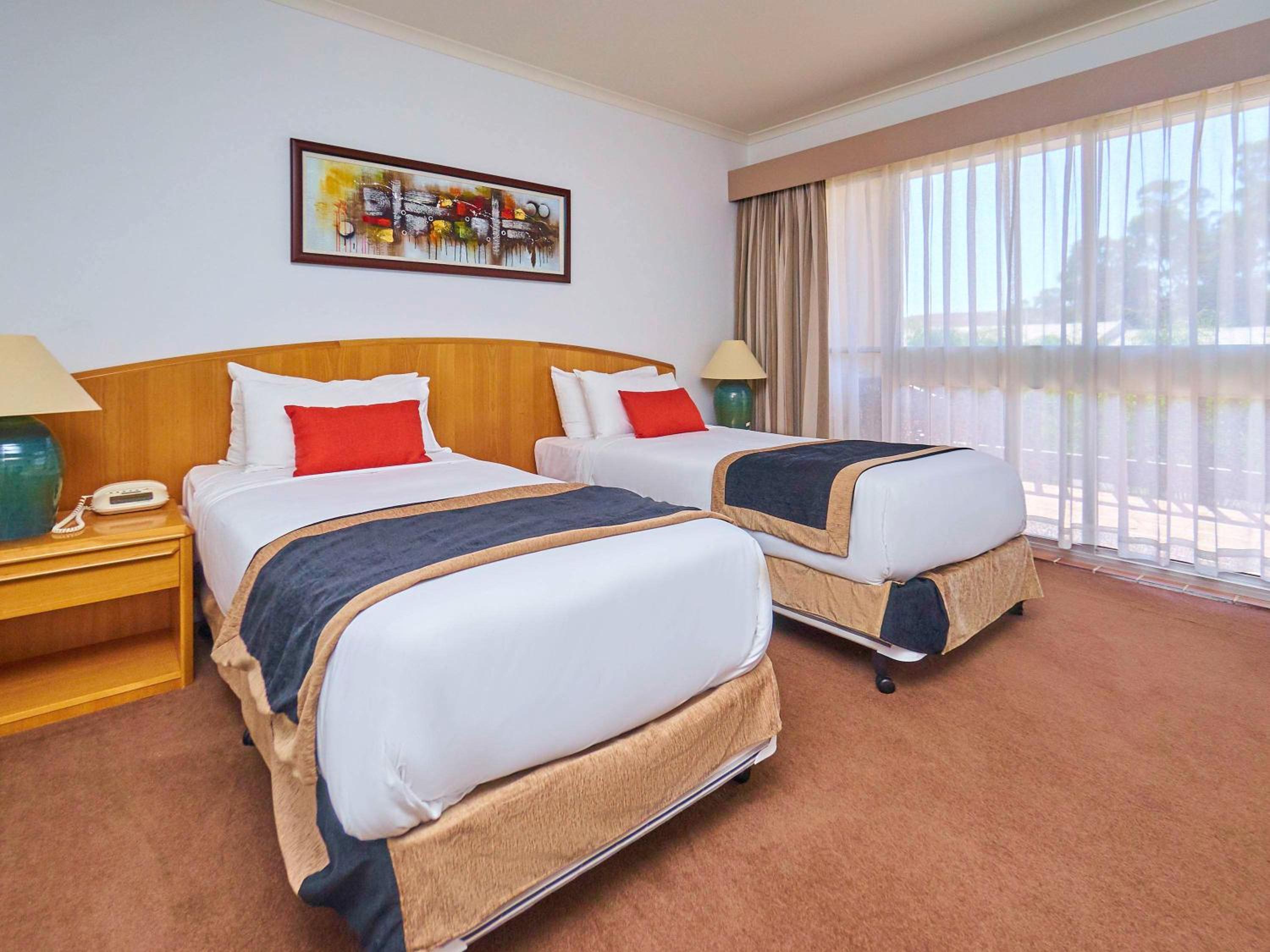 Deluxe Room with a Queen Bed photo 2