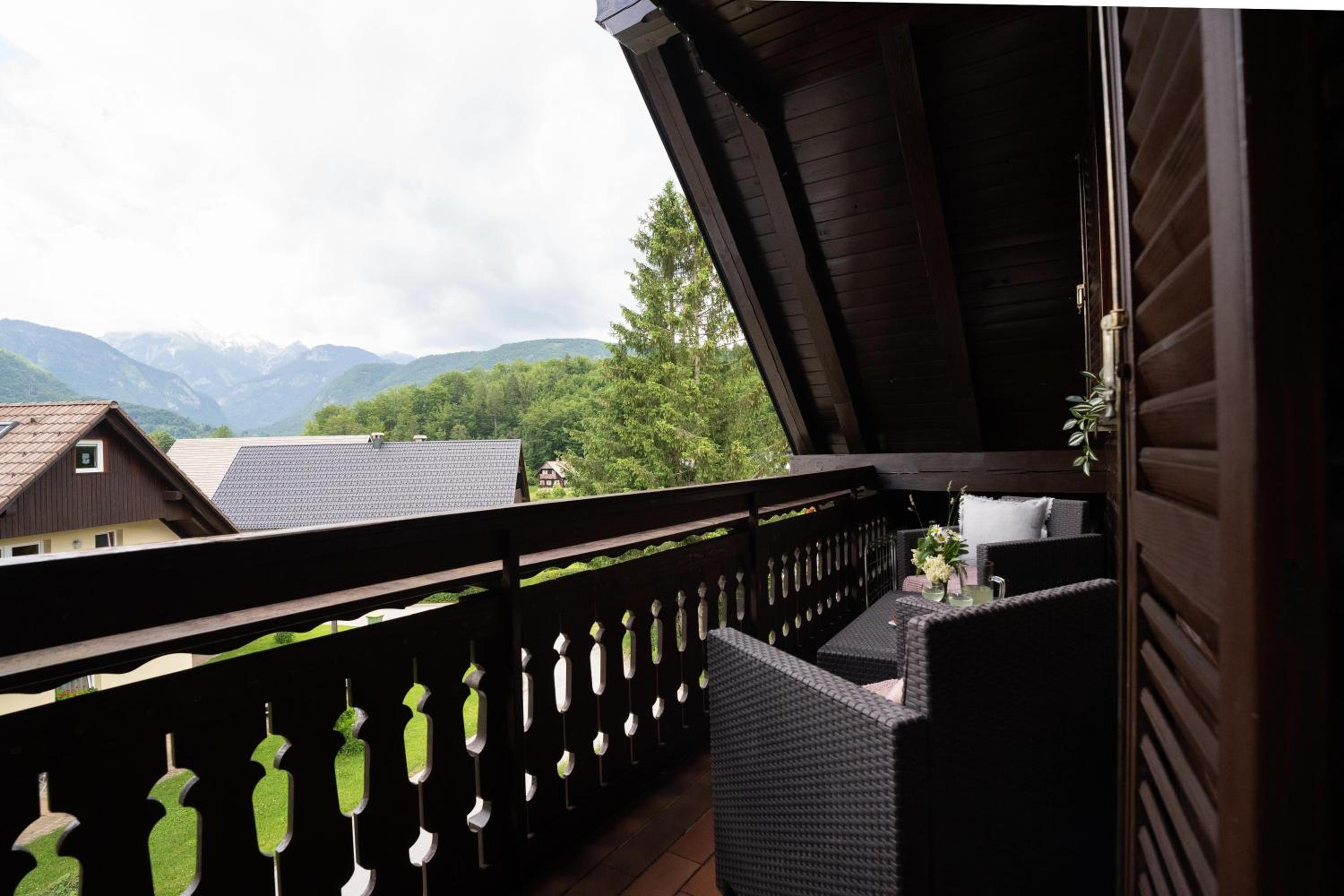 Apartment with Mountain View photo 2
