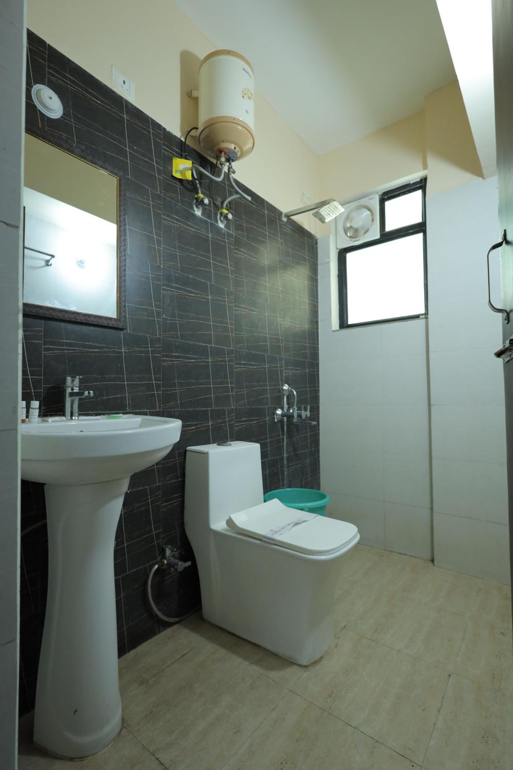 Deluxe Room - Photo 23