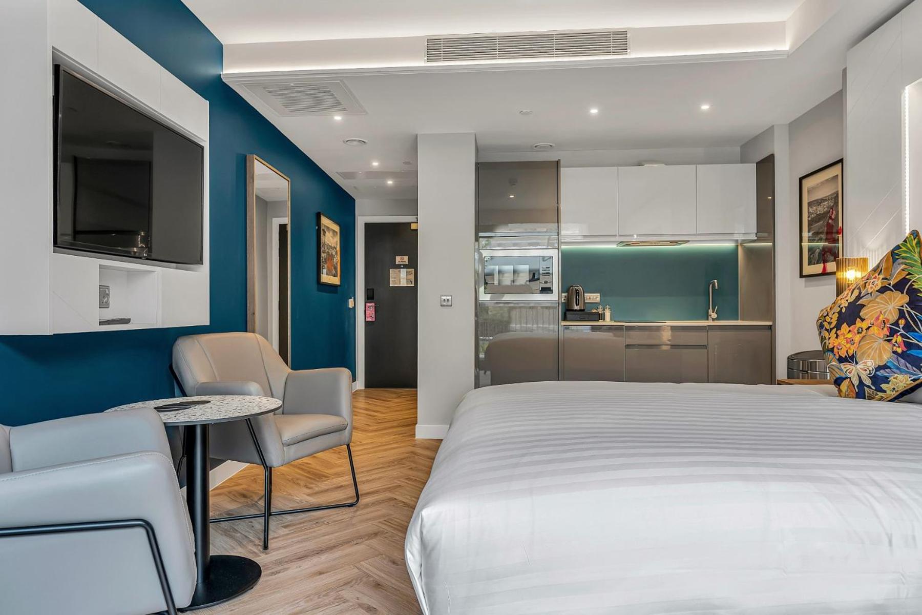 Smart Studio with Balcony - Photo 4