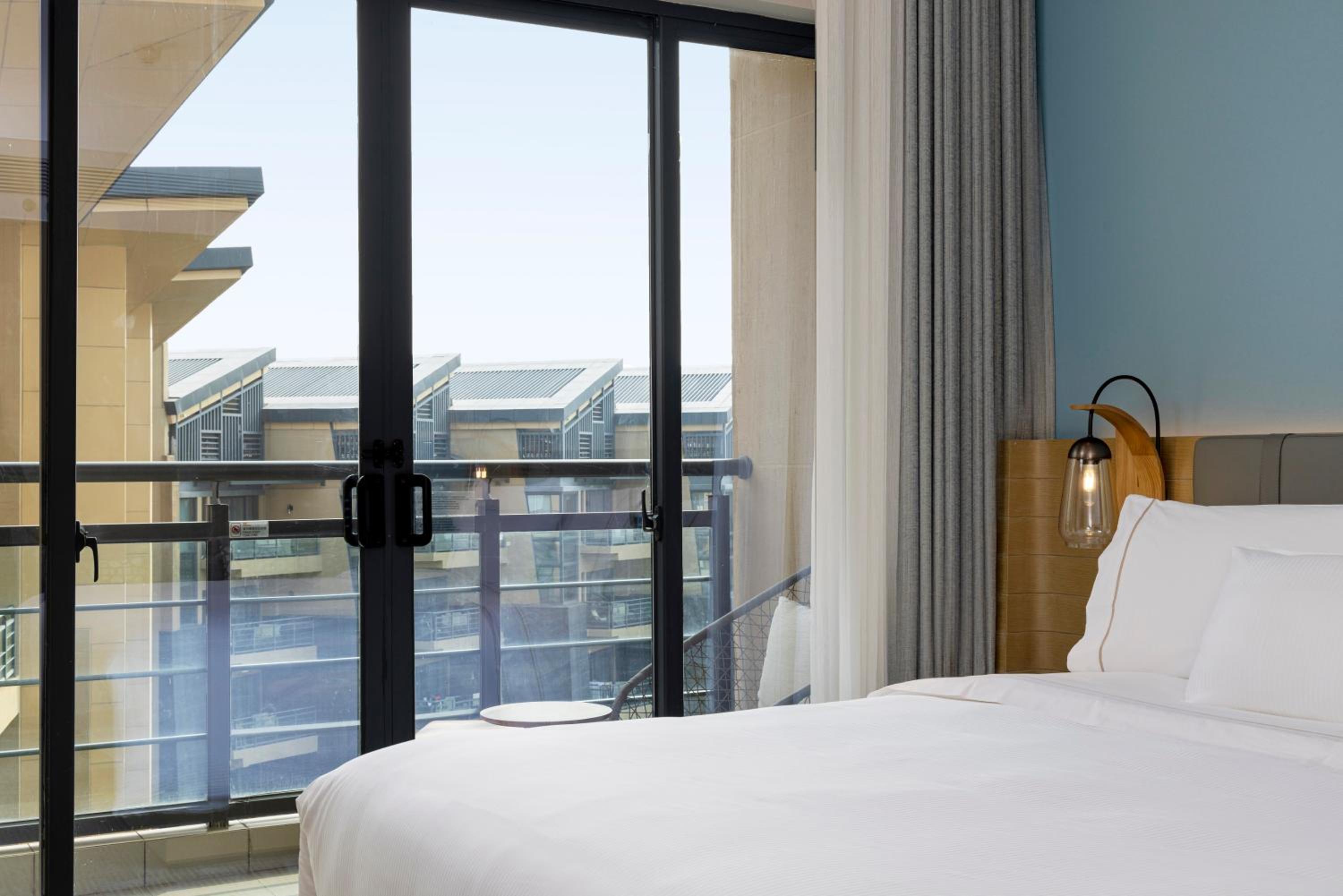 King Room with Balcony - Photo 5