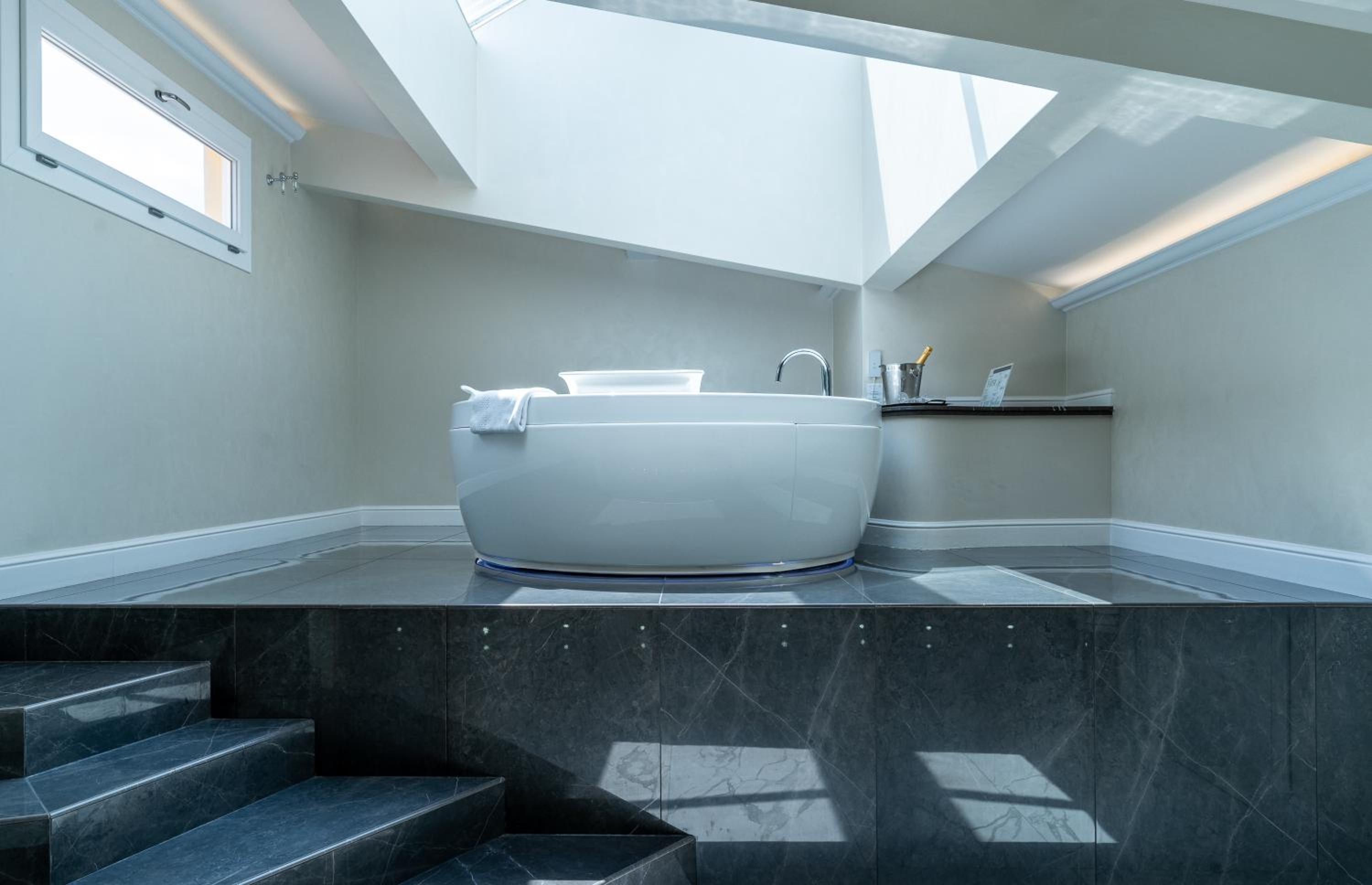 Deluxe Suite with Spa Bath and Sauna with Spa Access photo 3