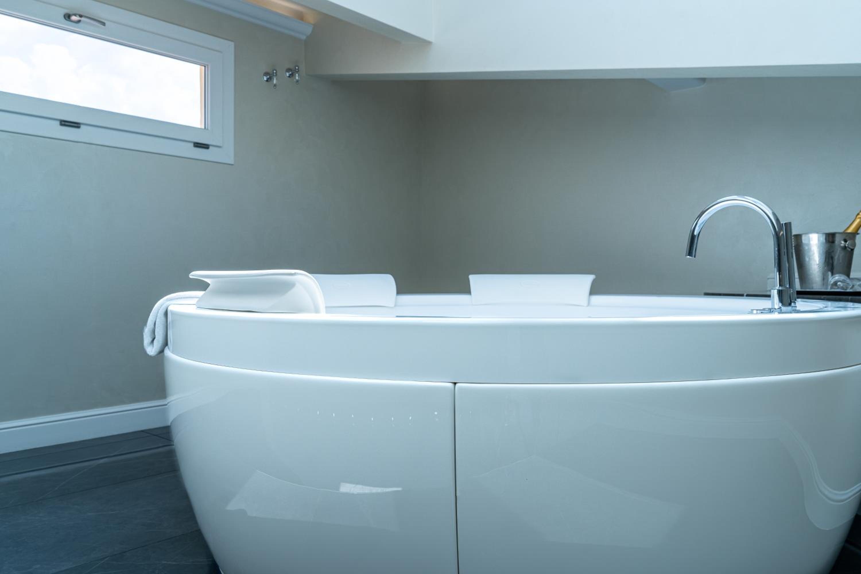 Deluxe Suite with Spa Bath and Sauna with Spa Access photo 2