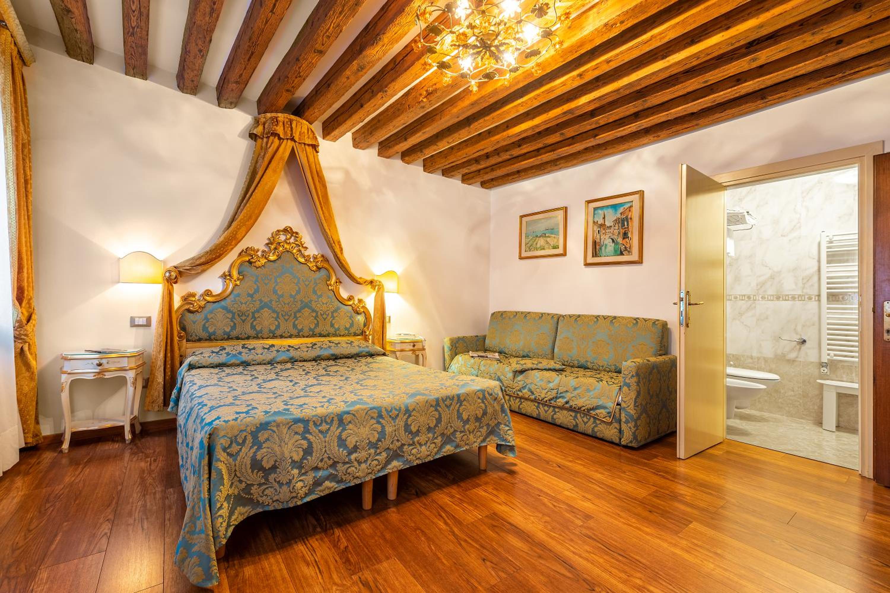 Superior Double Room with Canal View photo 3