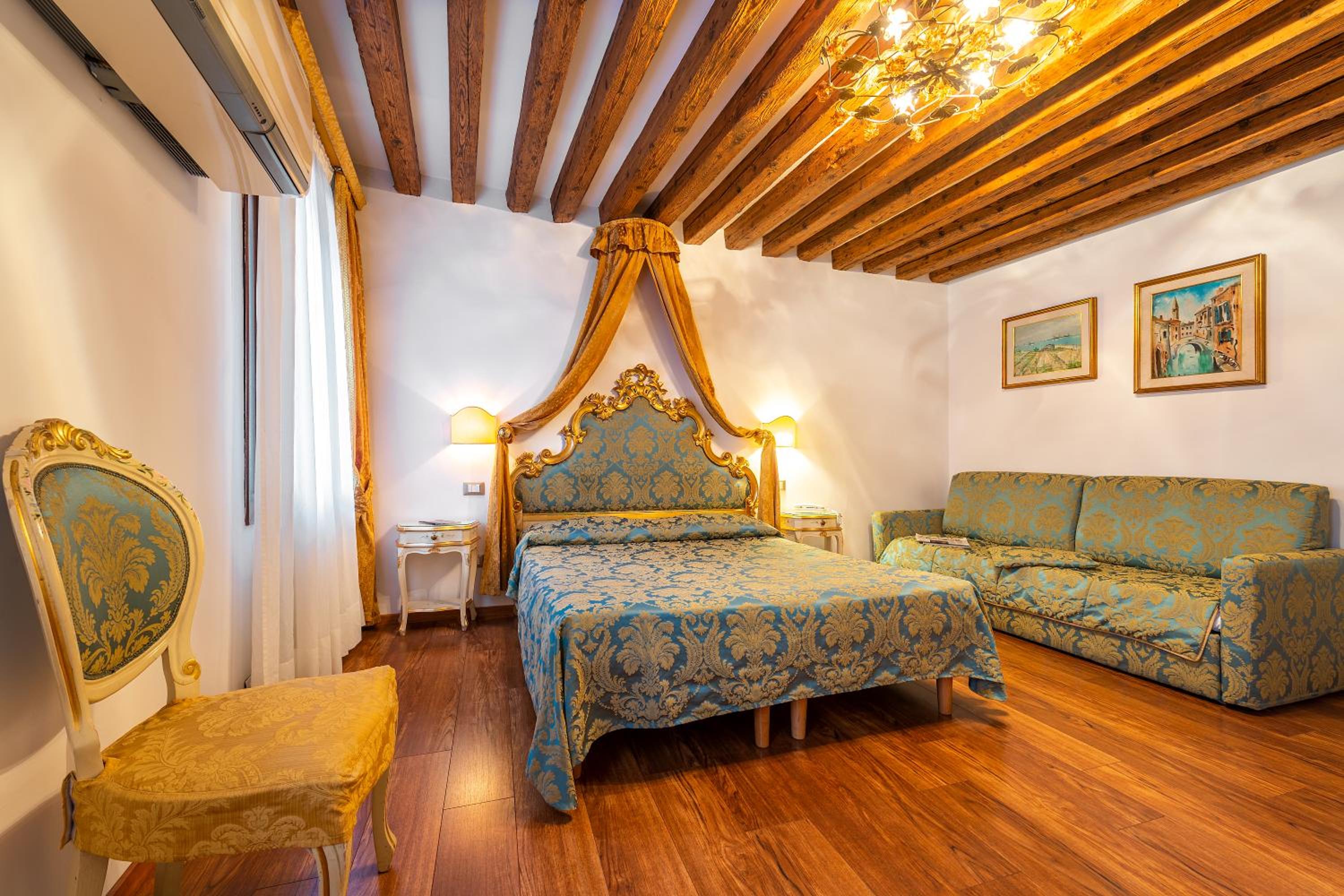 Superior Double Room with Canal View photo 2