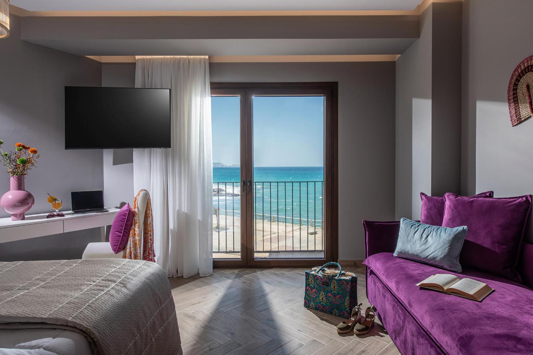 Deluxe Double Room with Balcony and Sea View - Photo 12