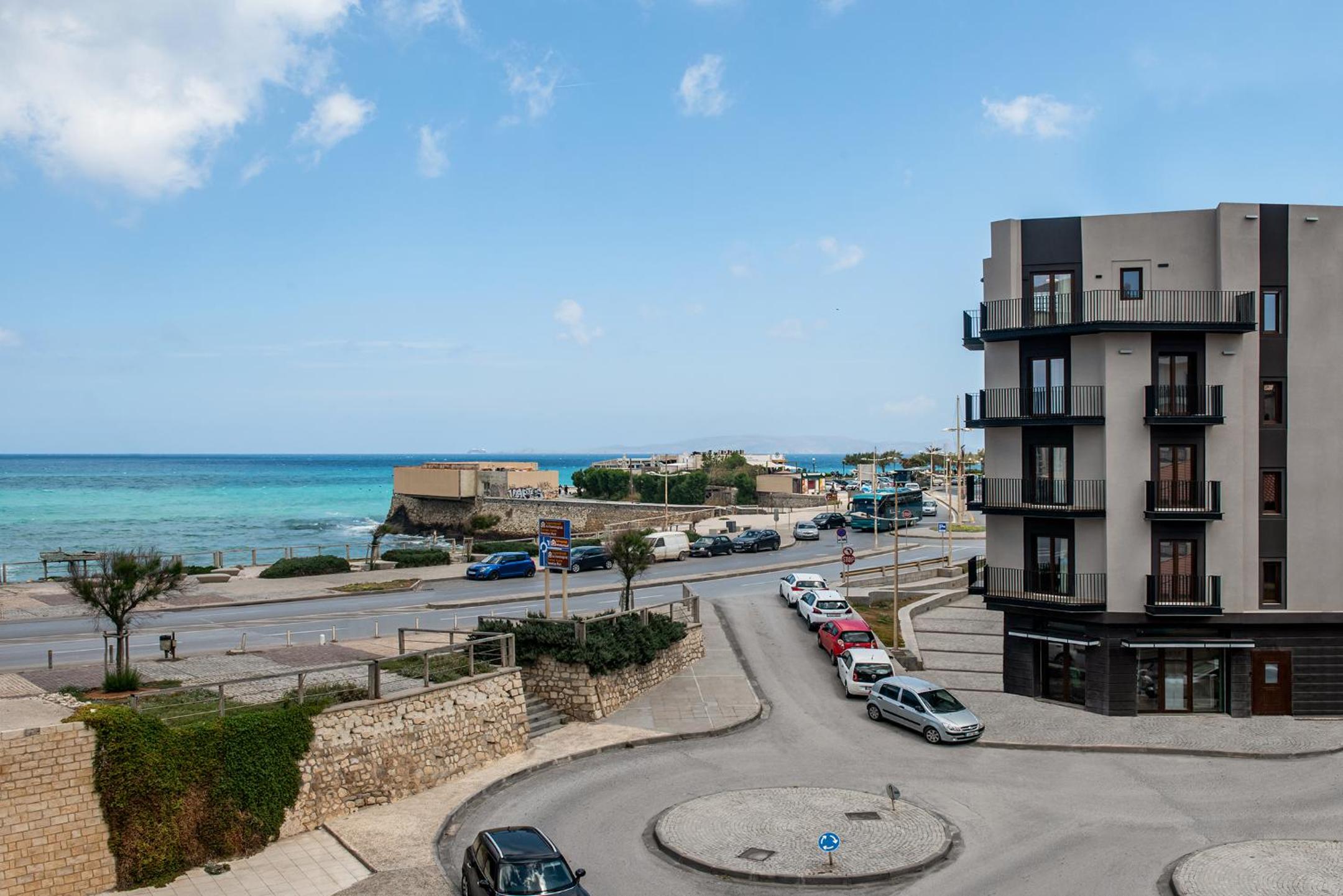 Deluxe Double Room with Balcony and Sea View - Photo 8