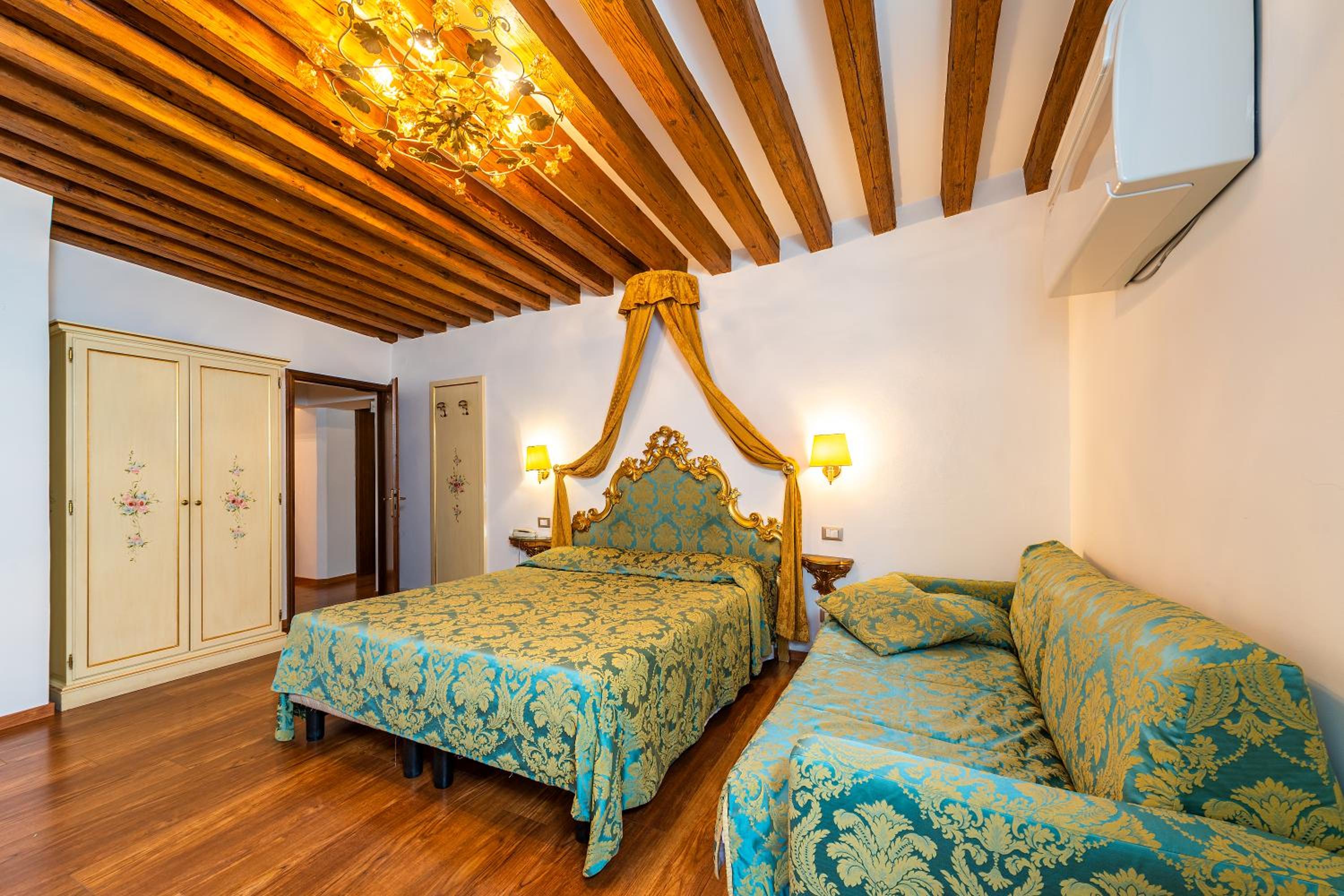 Classic Triple Room photo 2