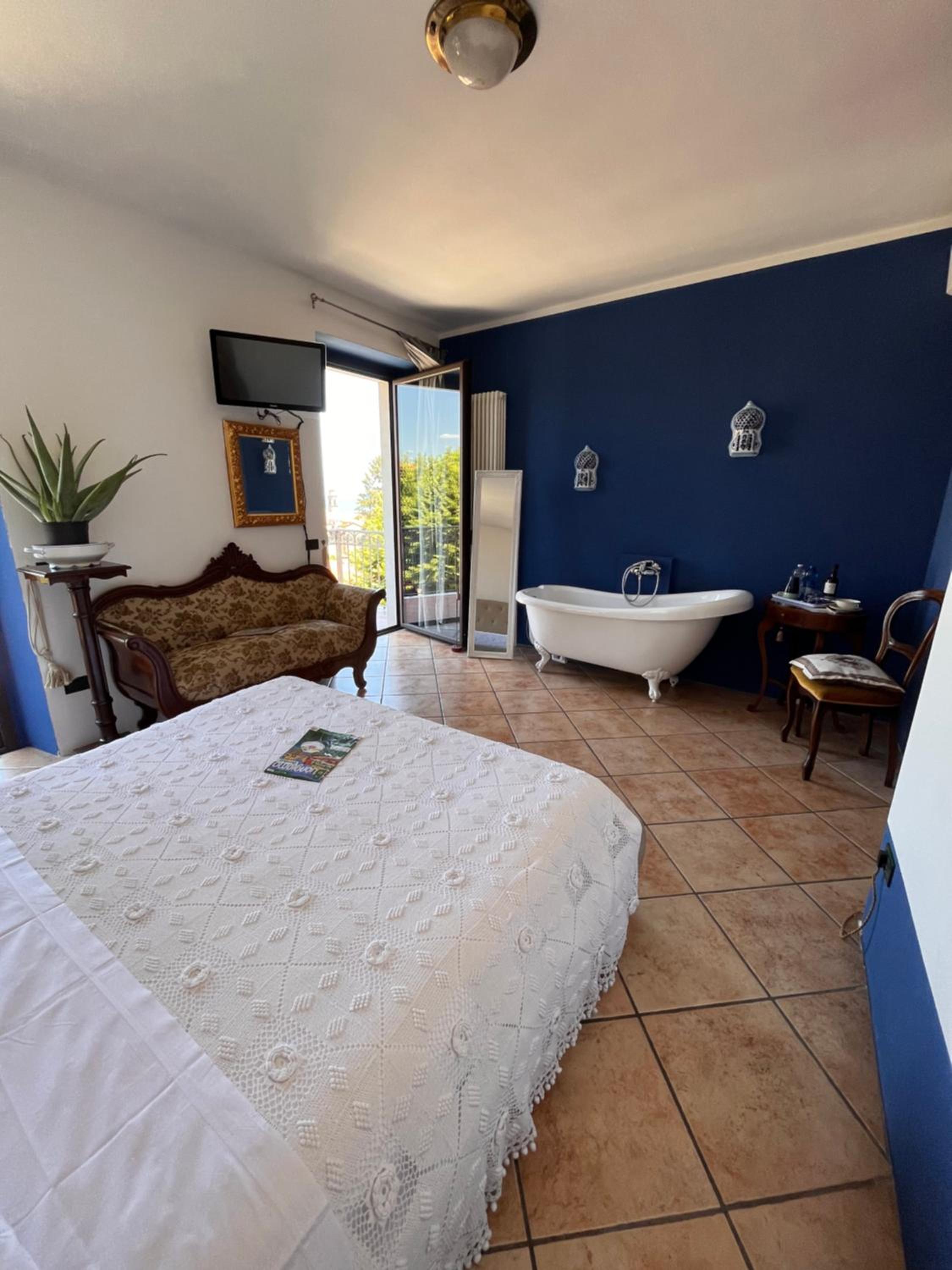 Deluxe King Suite with Balcony - Photo 6