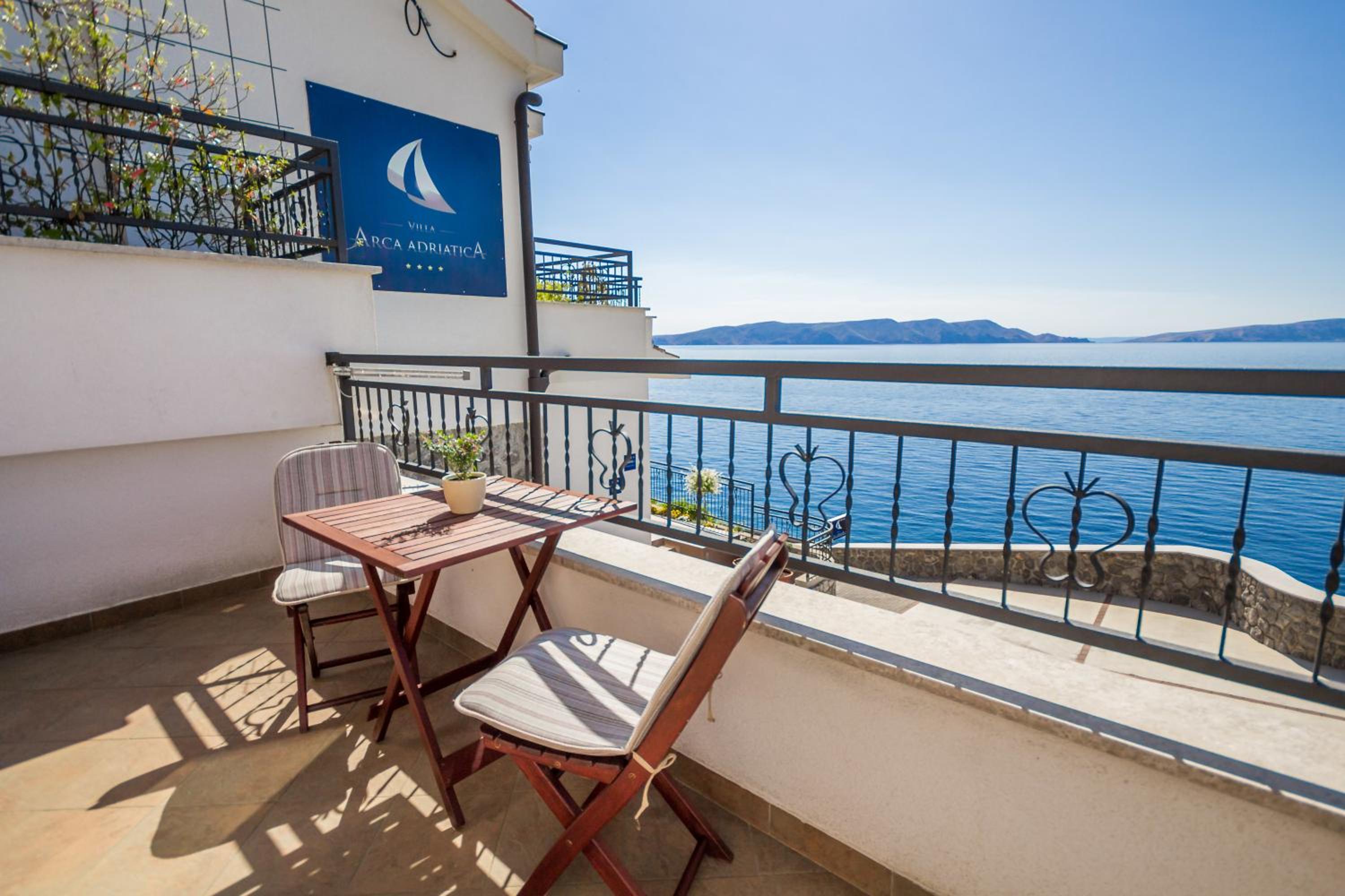 Double Room with Balcony and Sea View - Photo 7