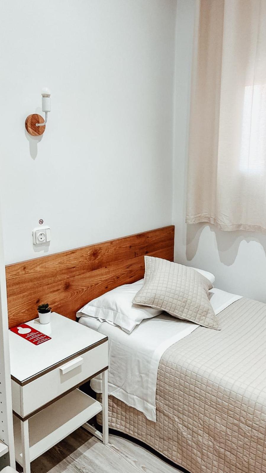 Single Room with Shared Bathroom photo 3