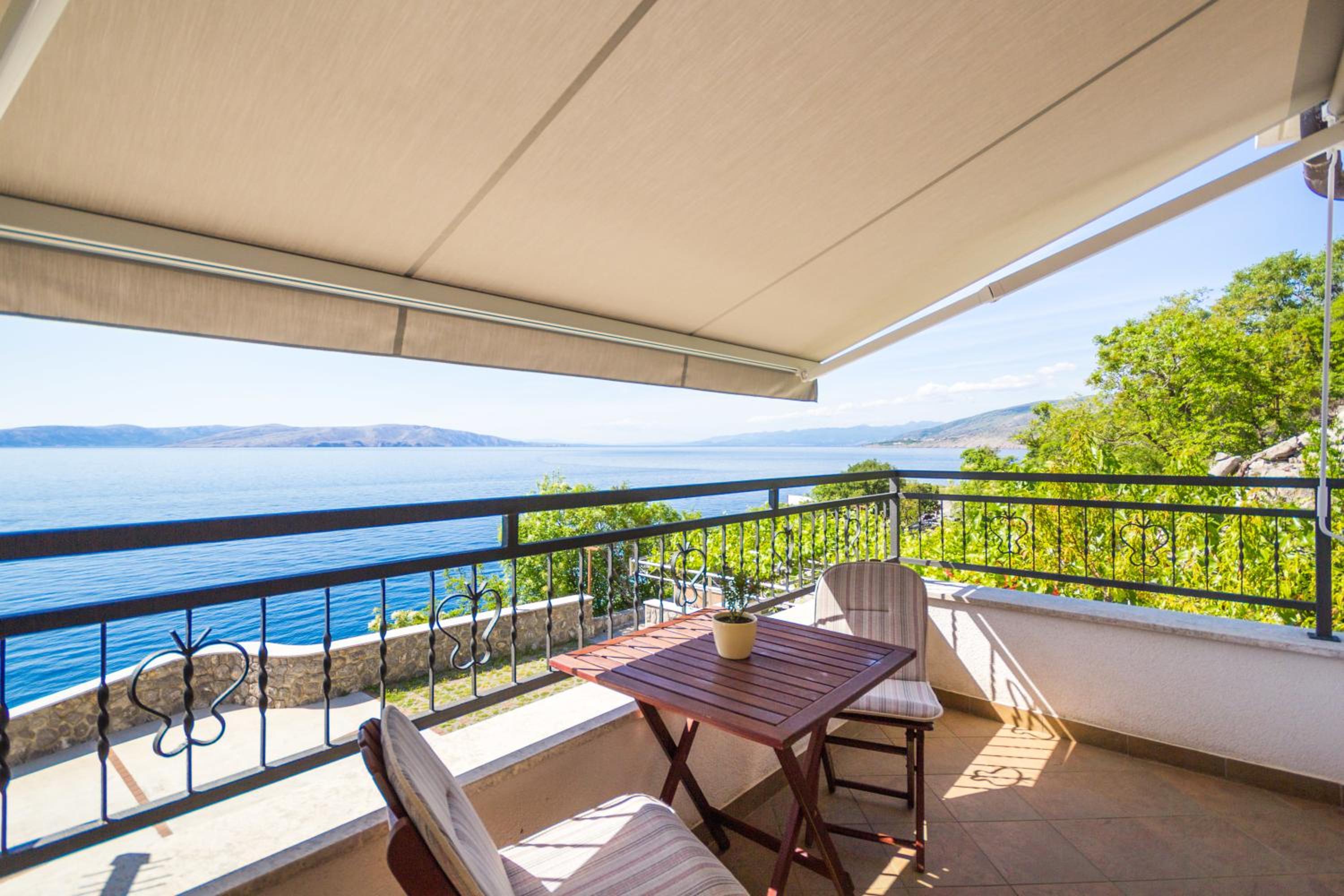 Double Room with Balcony and Sea View - Photo 8