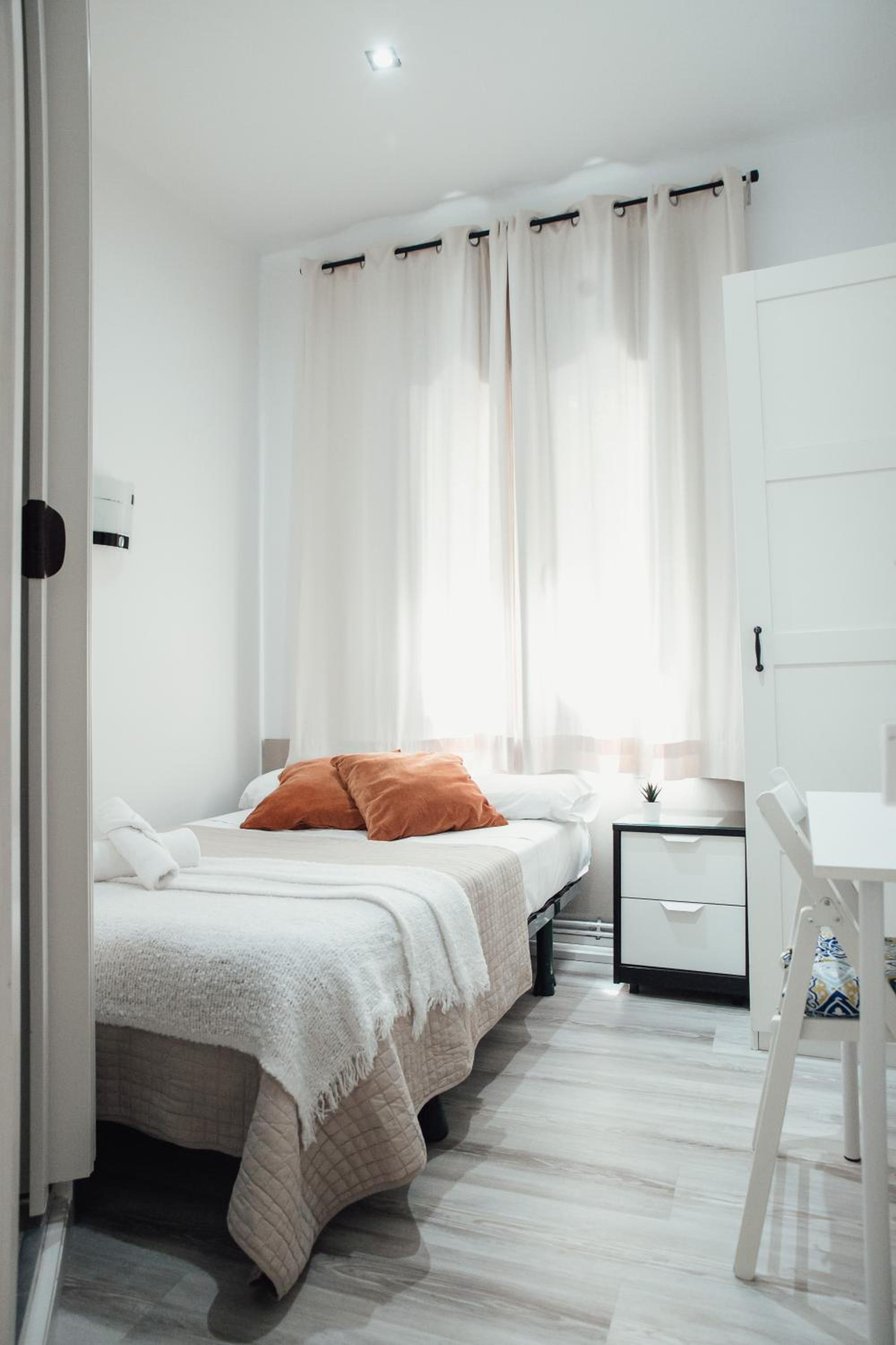 Single Room with Private Bathroom photo 3