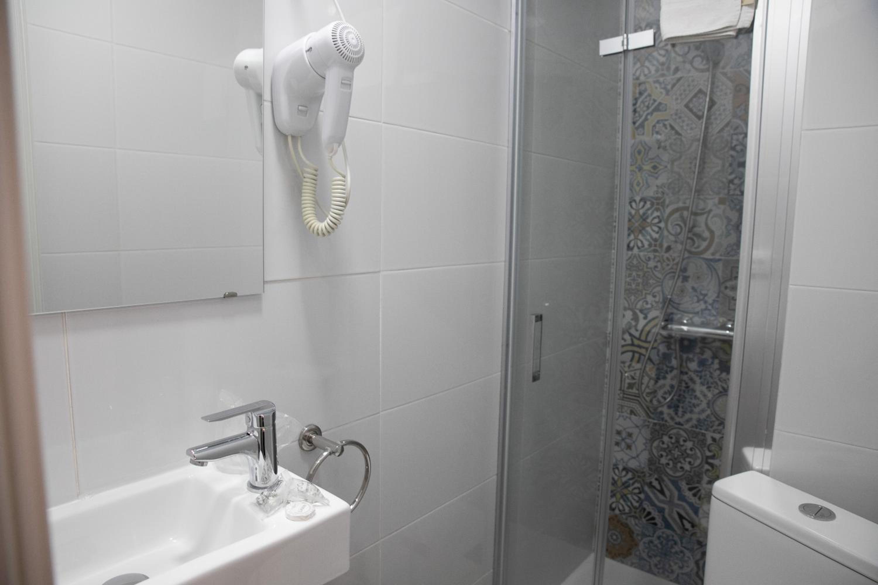 Single Room with Private Bathroom photo 2