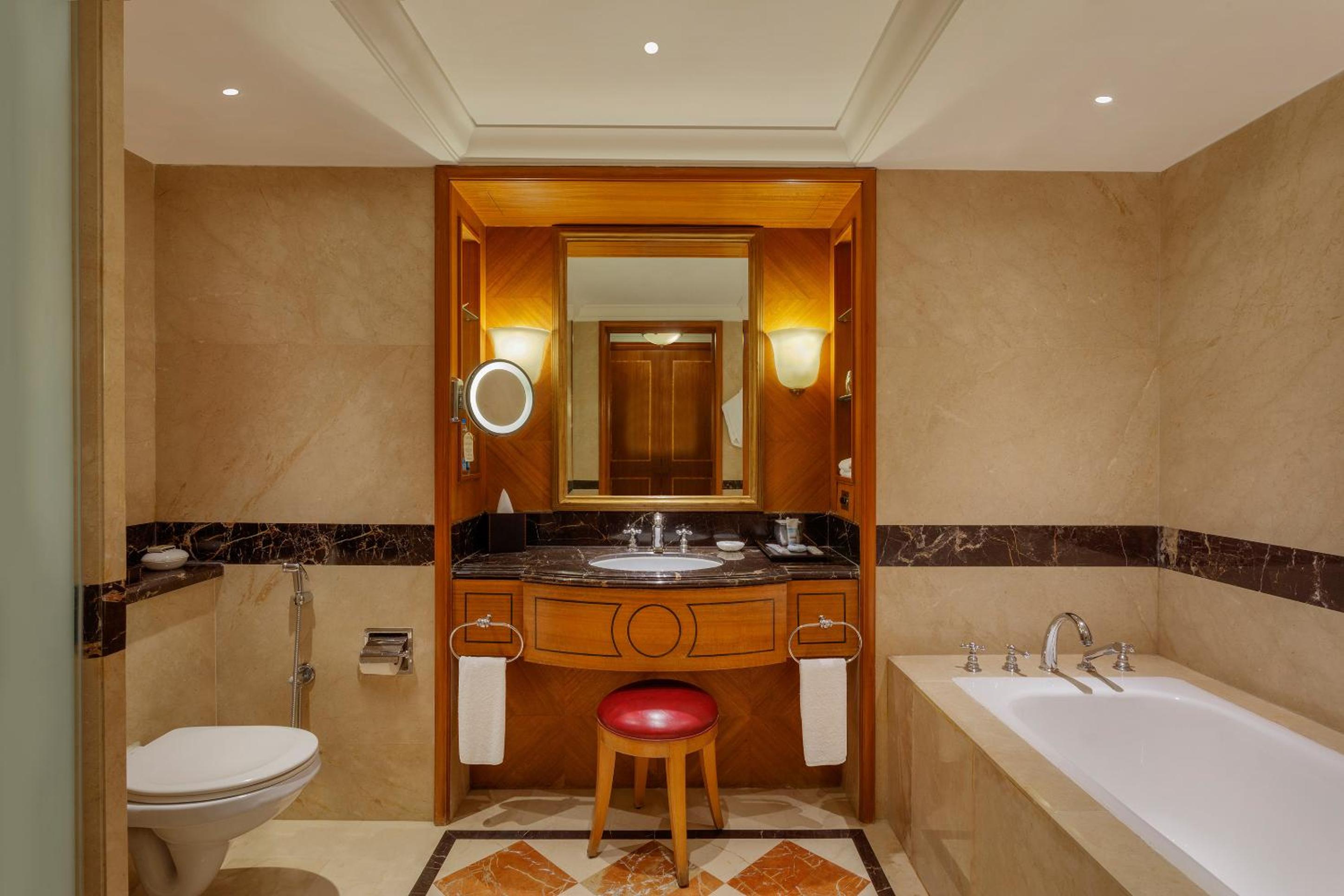 Towers Room, Concierge level, Larger Guest room with complimentary lounge access,  Luxury hours,1 King - Photo 2