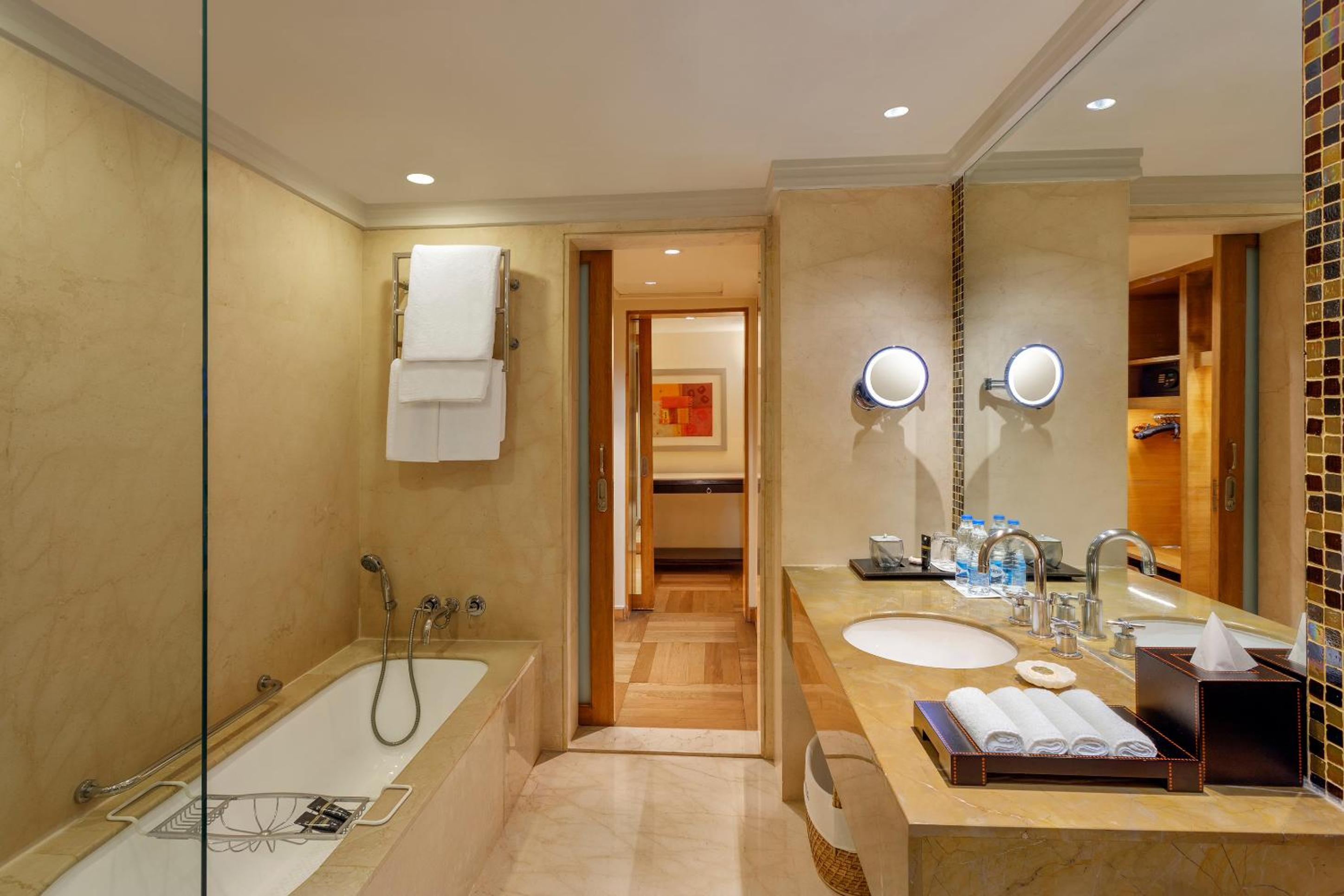 ITC One, Executive level, Larger Guest room with complimentary lounge access, 1 King - Photo 4