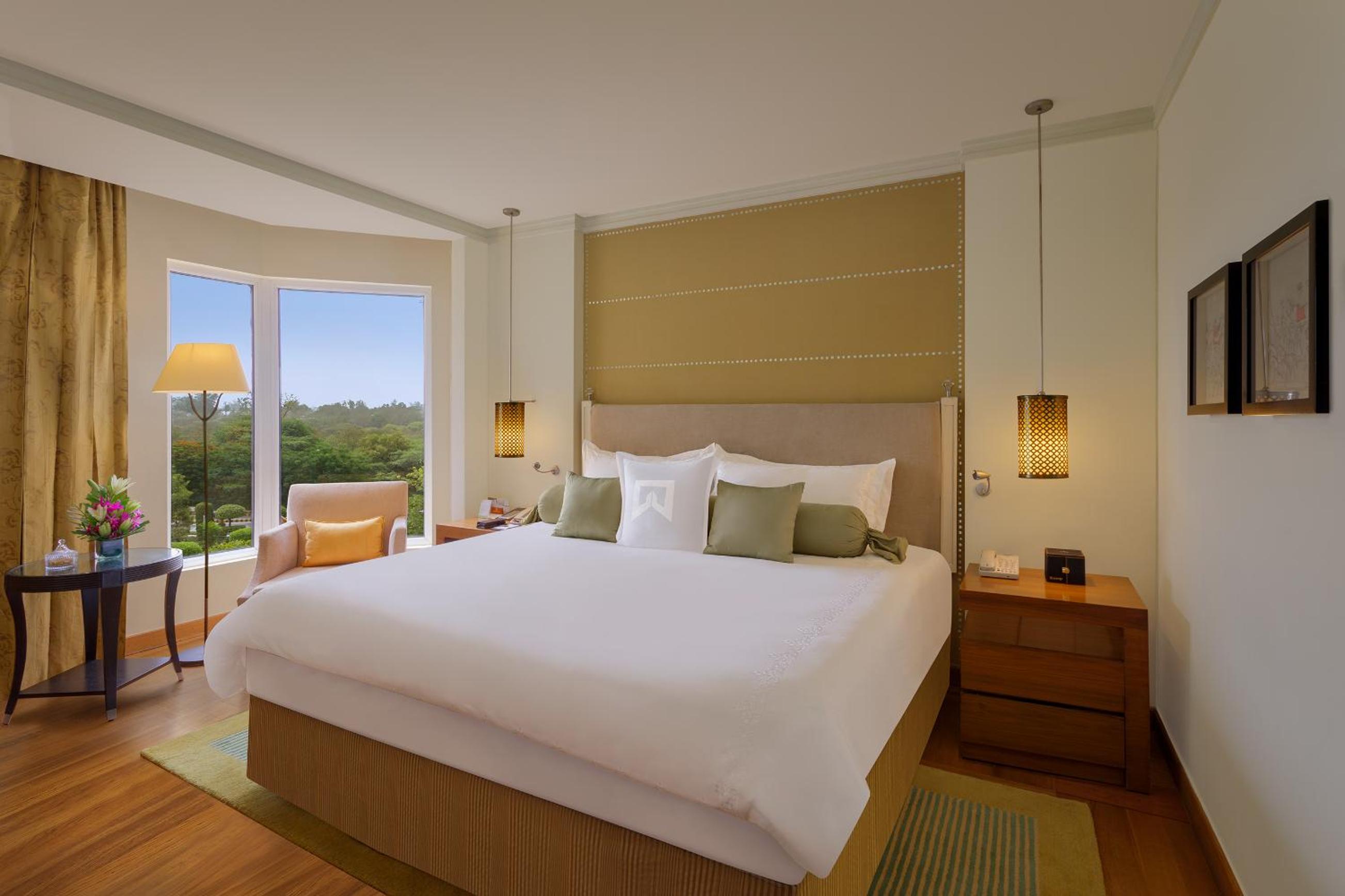Deluxe Suite with one way airport transfer, Luxury Hours at Lounge (6PM-8pm), Signature Butler Service - Concierge Level - Photo 1
