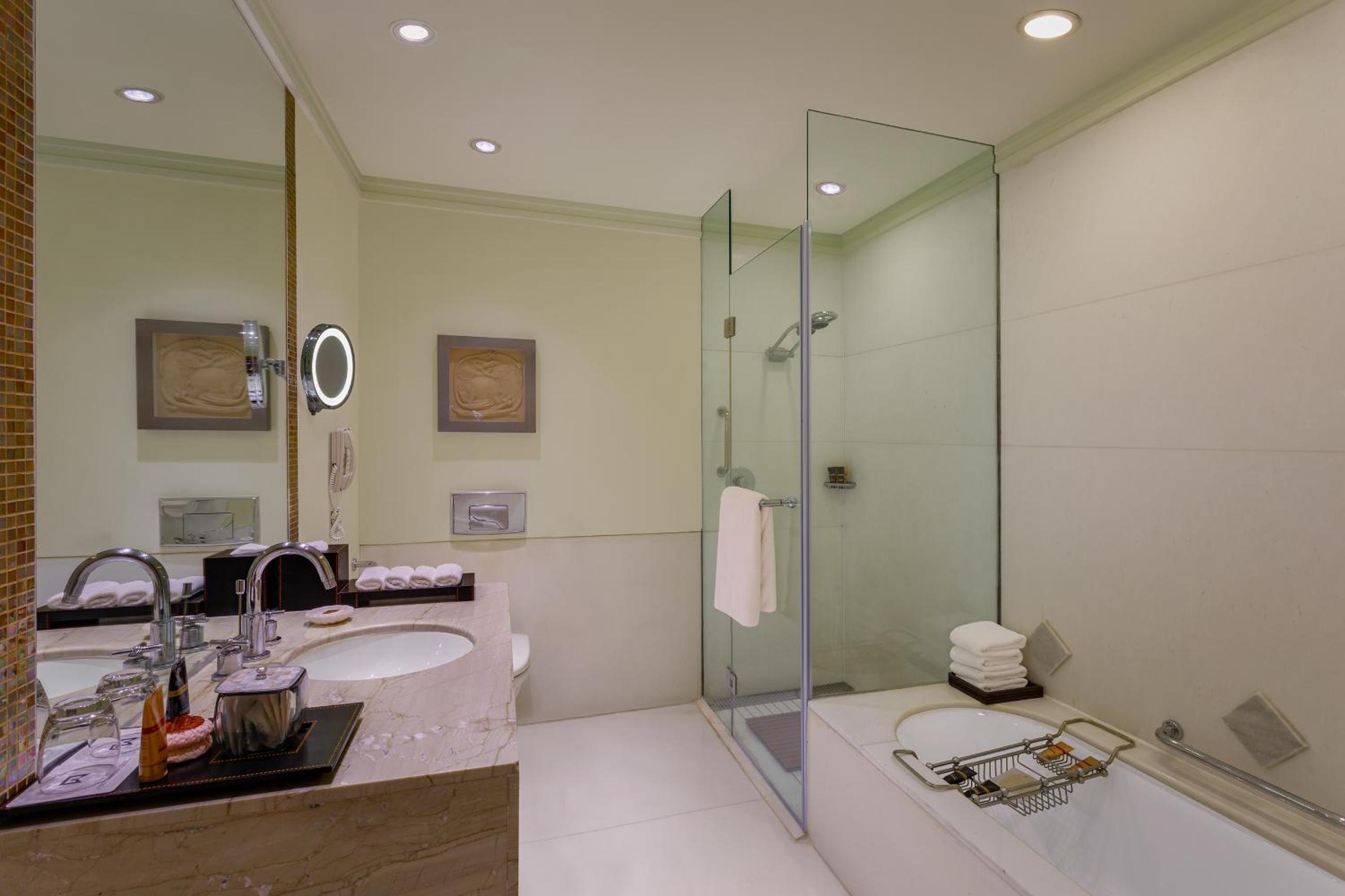 Deluxe Suite with one way airport transfer, Luxury Hours at Lounge (6PM-8pm), Signature Butler Service - Concierge Level - Photo 7