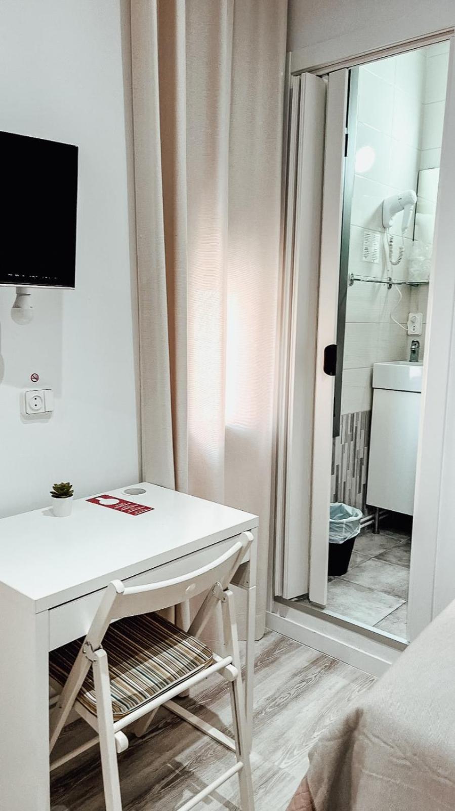 Twin Room with Extra Bed photo 3