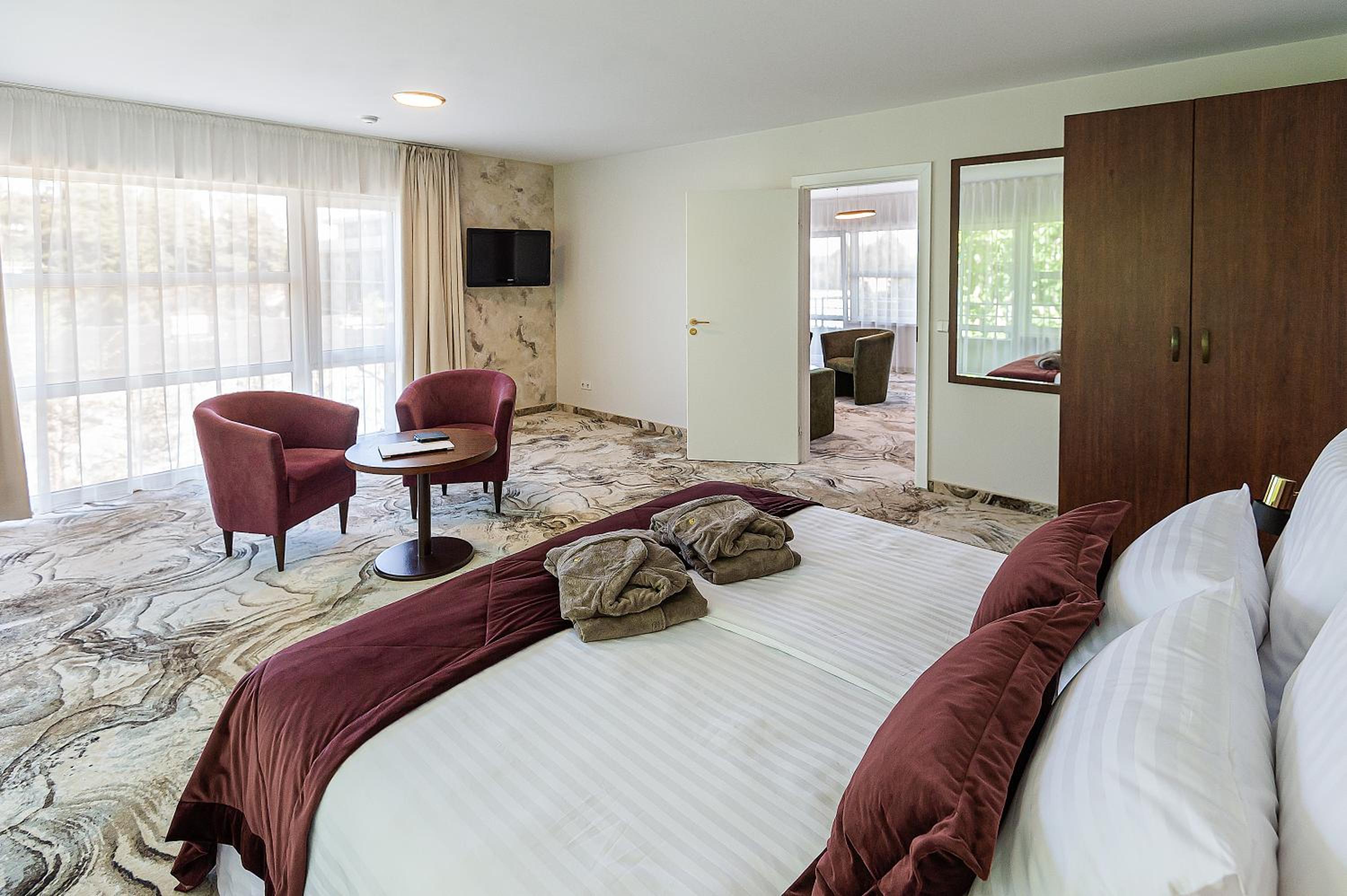 Superior Suite with Morning Spa Access - Photo 14
