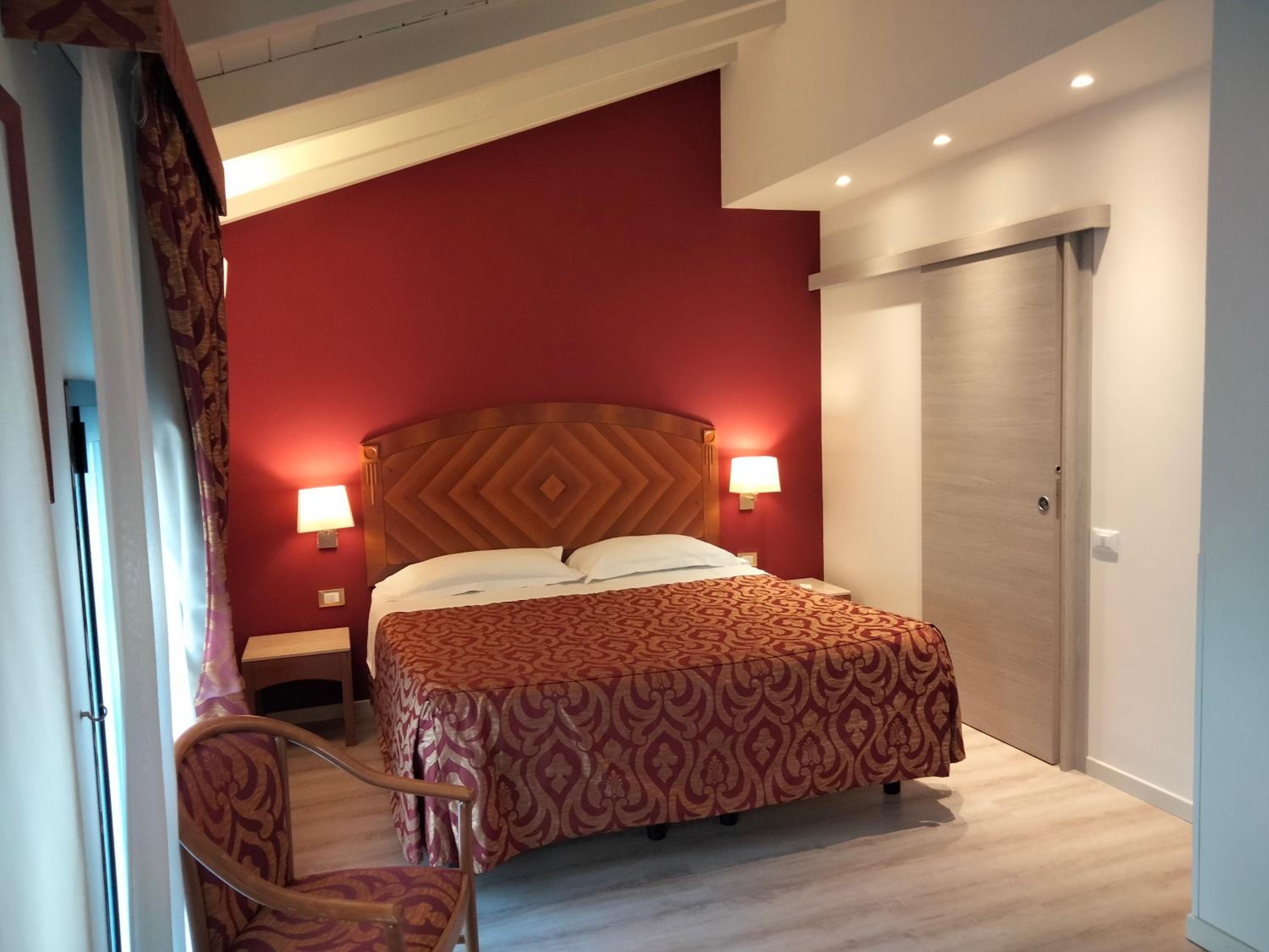 Deluxe Double Room - Photo 9