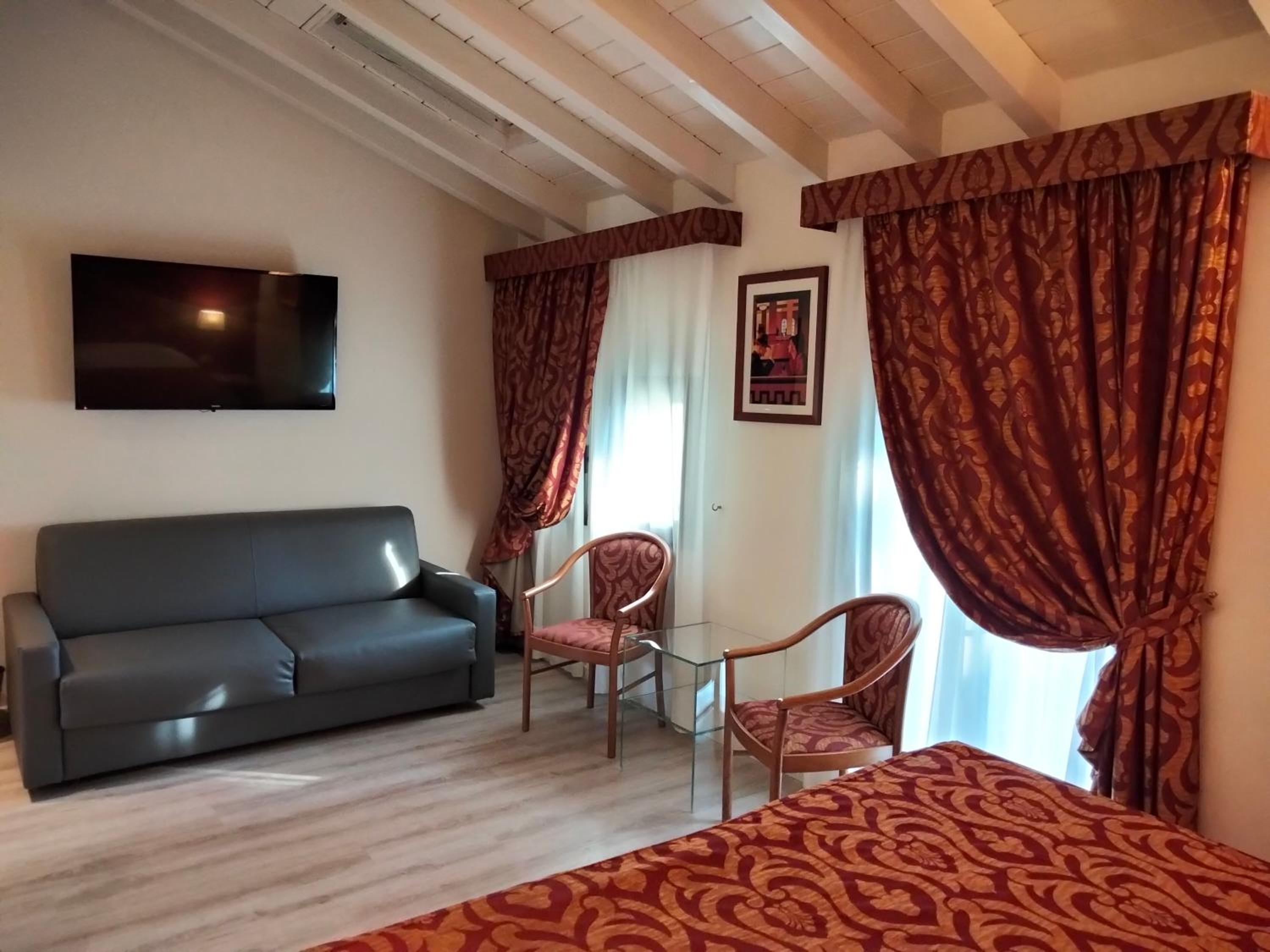 Deluxe Double Room - Photo 10