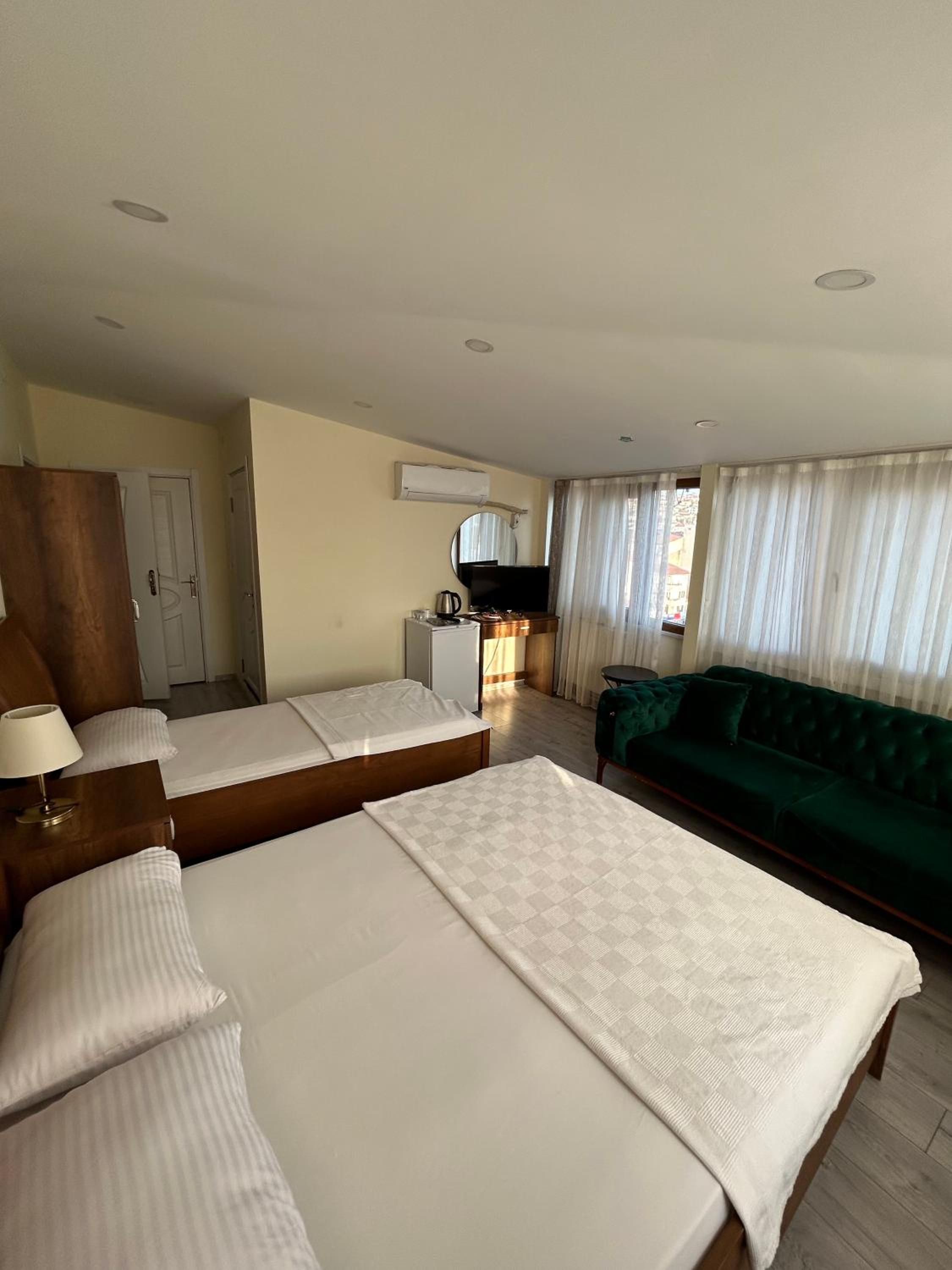 Deluxe Family Room photo 3