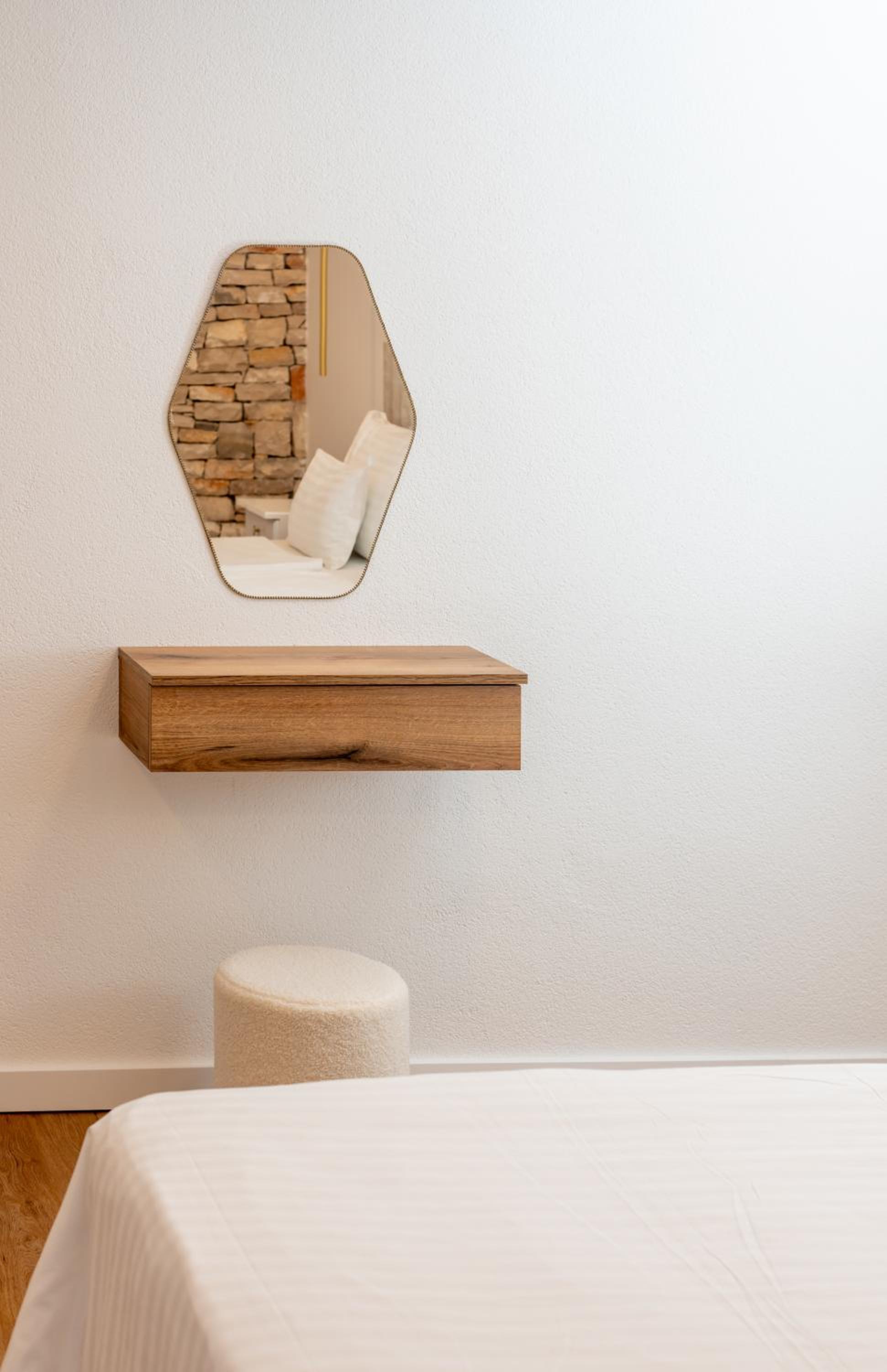 Deluxe Double Room with Balcony - Photo 5