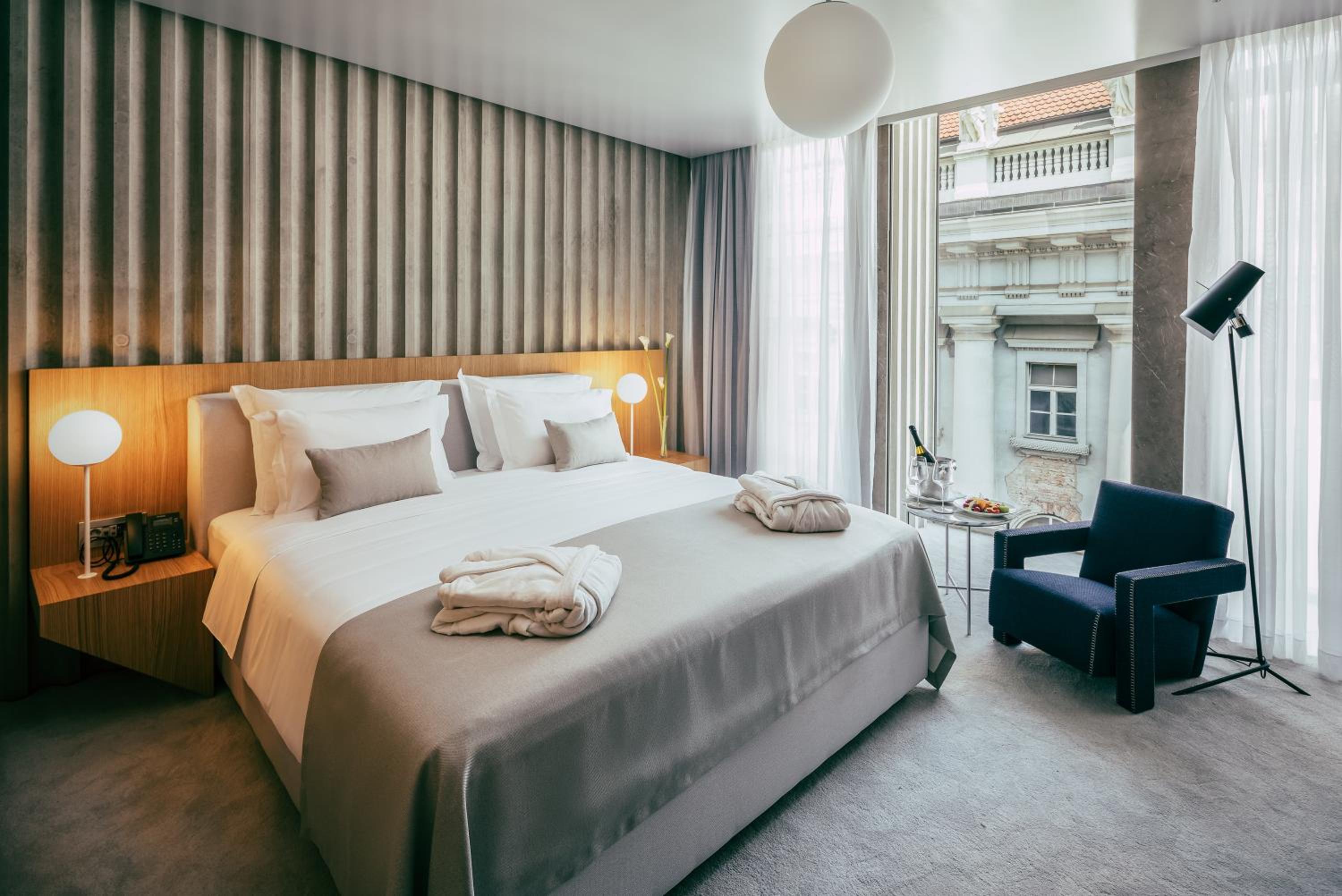 Deluxe Double Room – City View - Photo 3