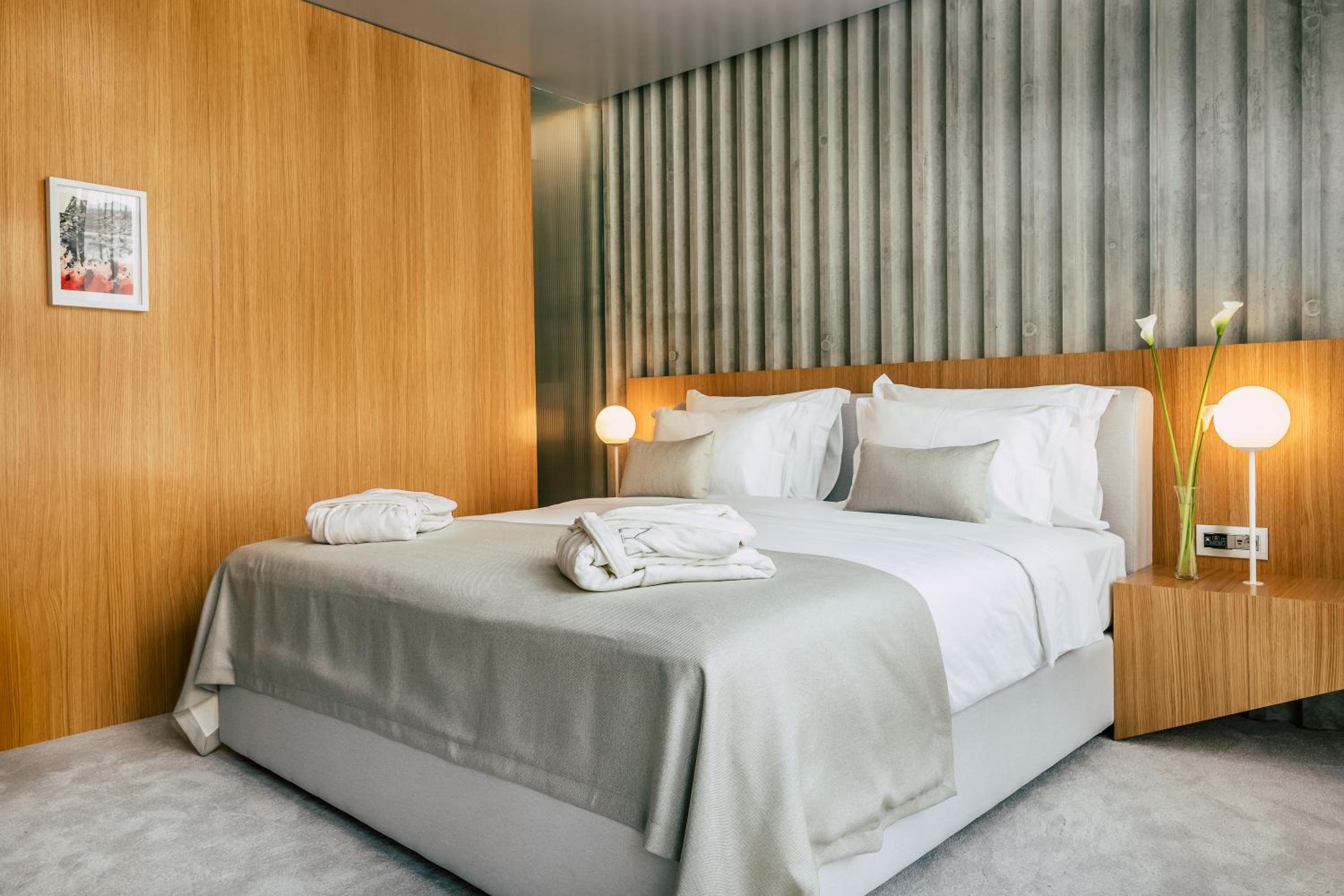 Deluxe Double Room – City View - Photo 11