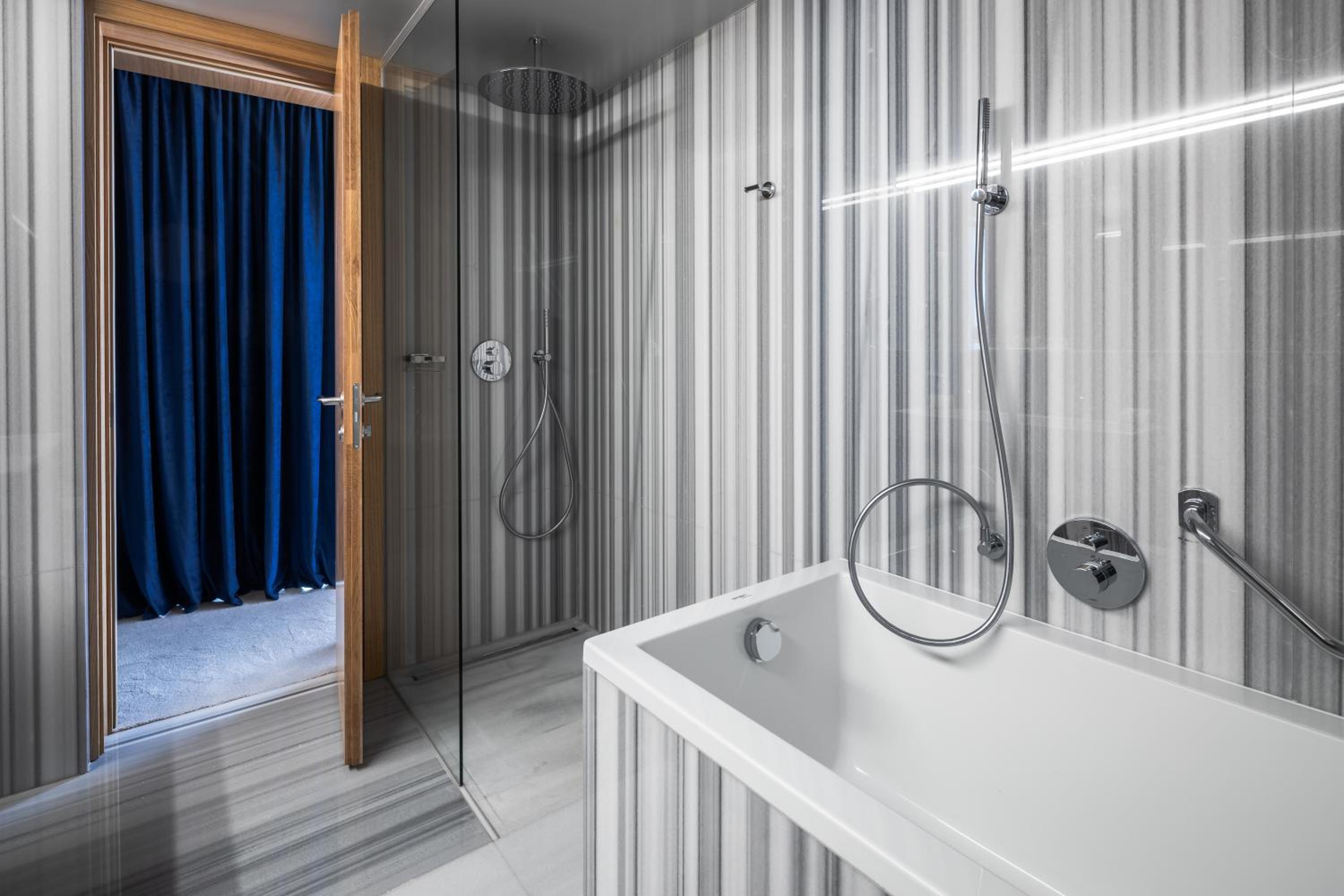 Grand Premium Twin – Atrium View - Photo 7