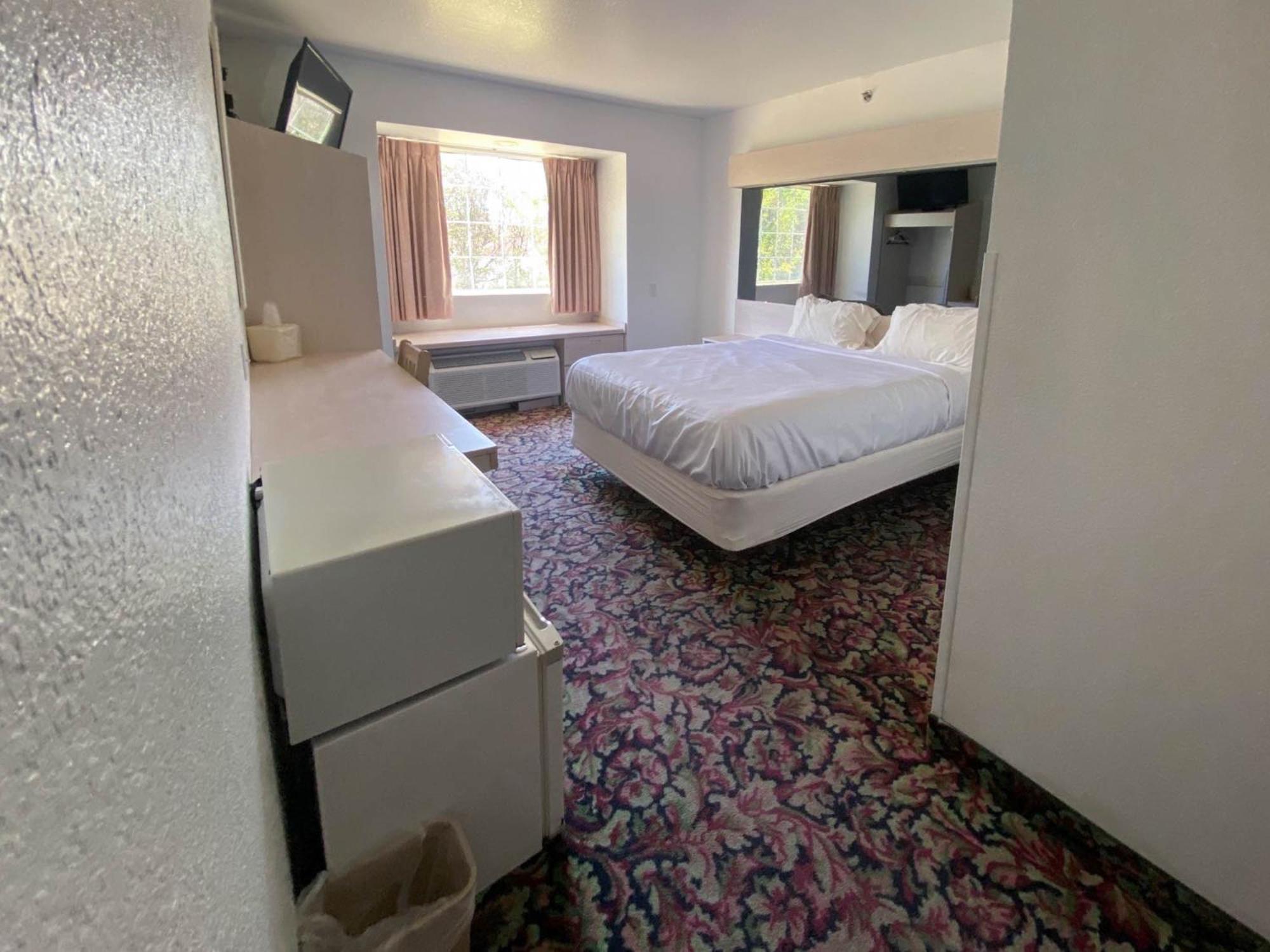 Queen Suite - Non-Smoking photo 1