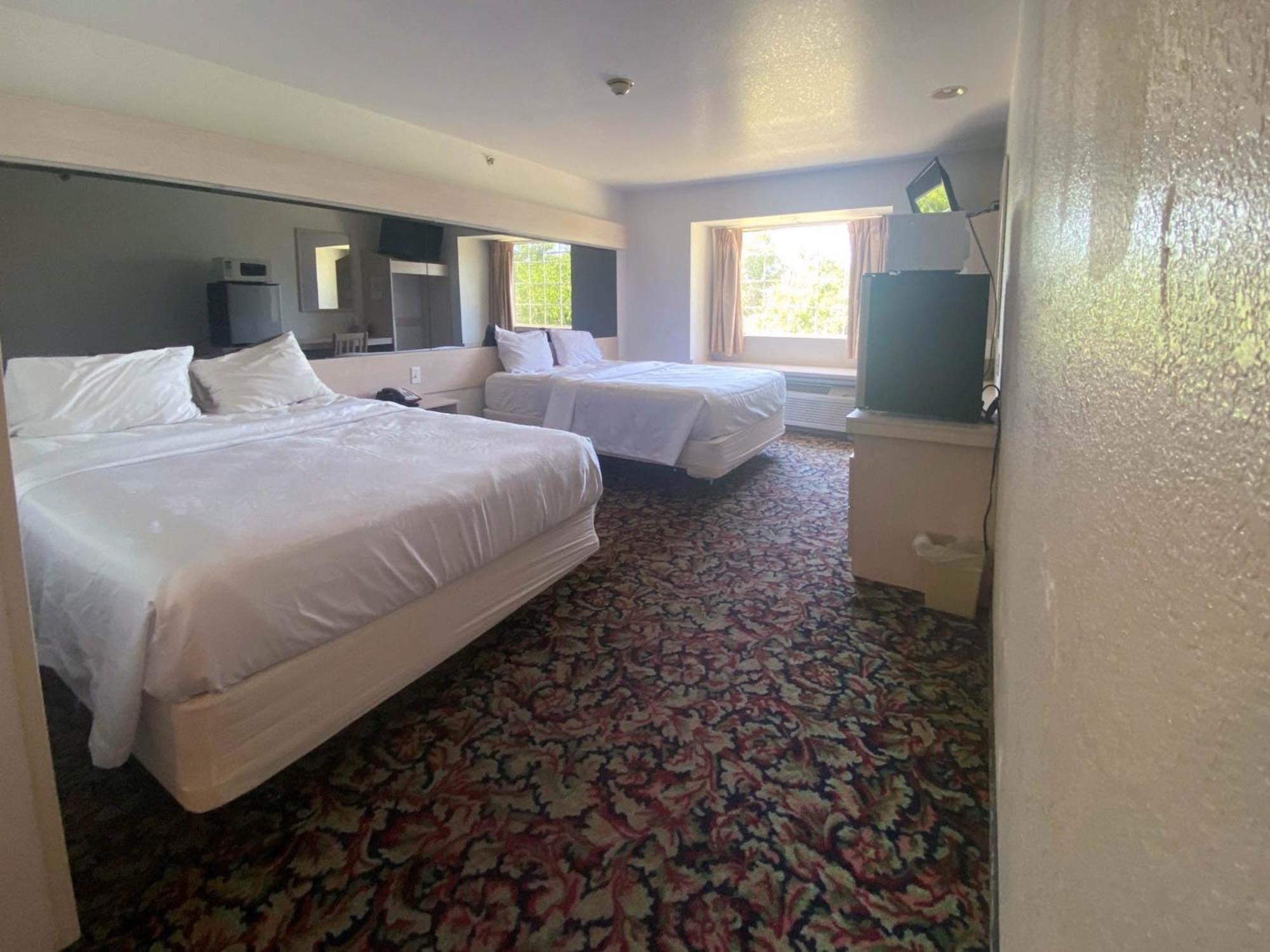 Queen Room with Two Queen Beds - Non-Smoking photo 1