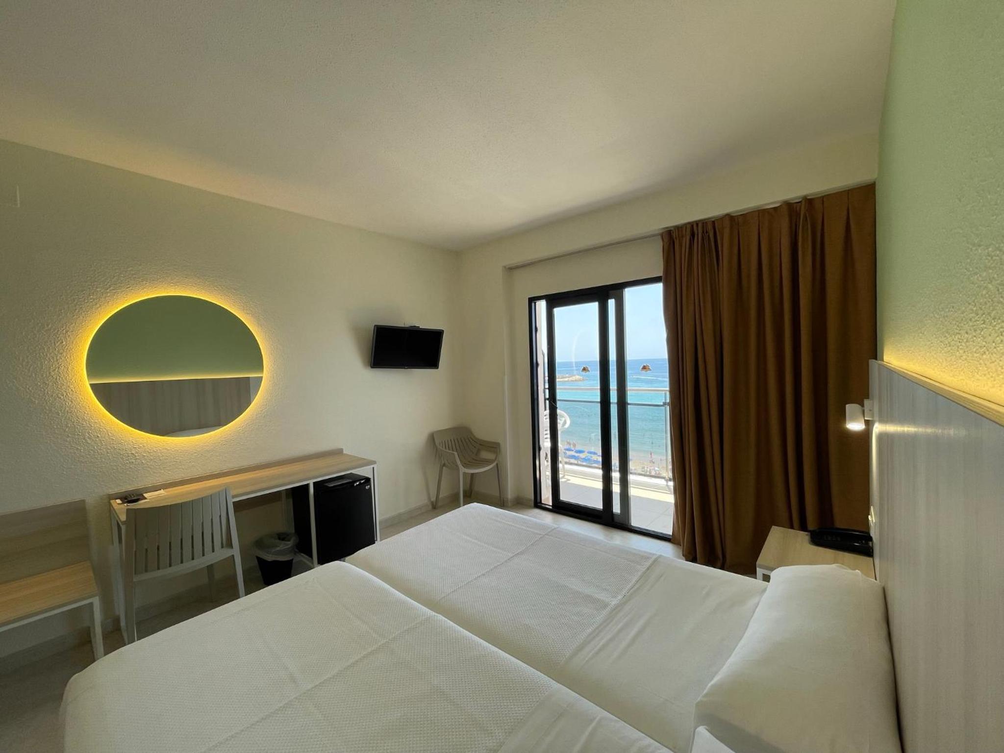 Double or Twin Room with Sea View photo 3