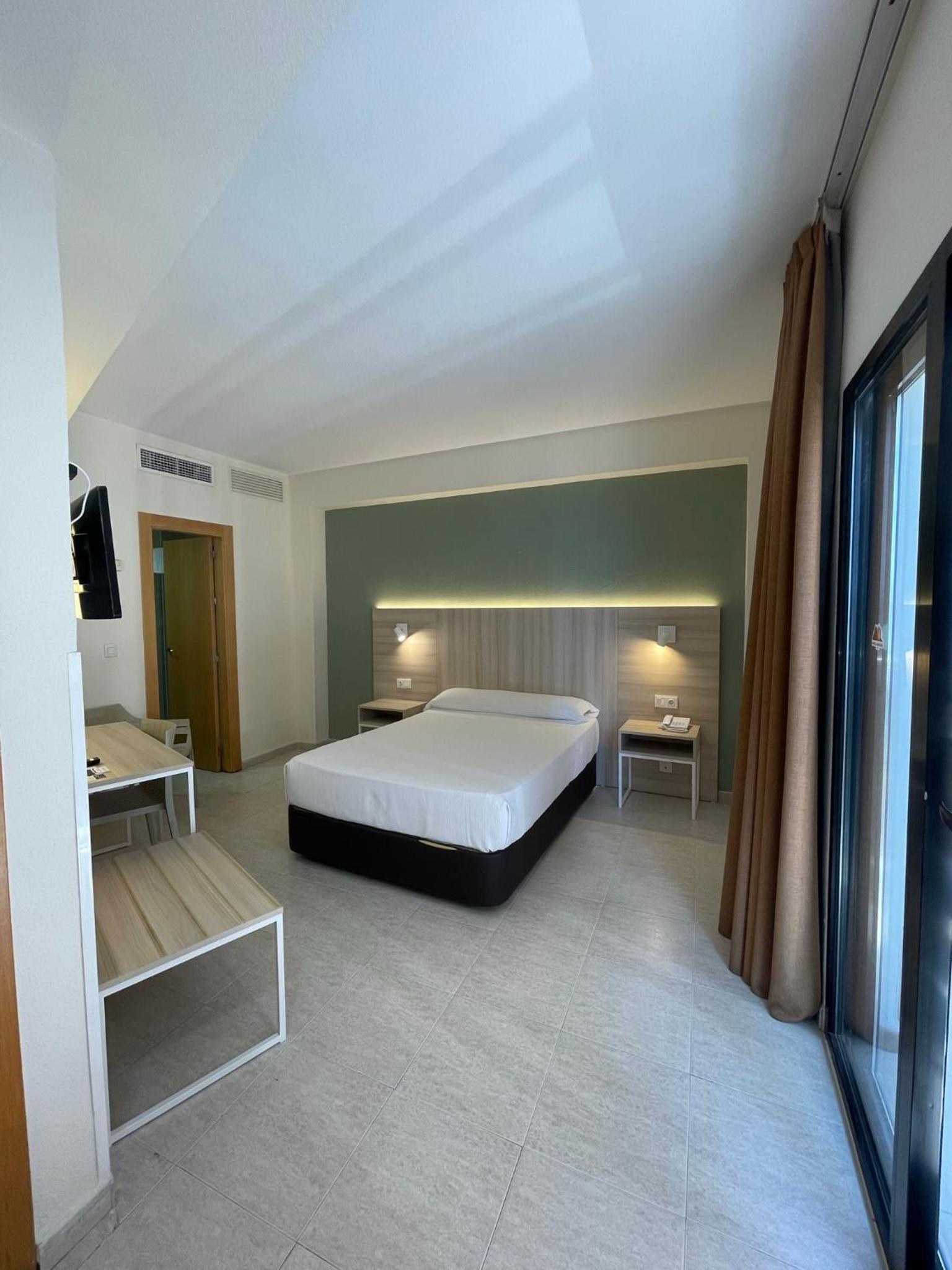 Double or Twin Room with Balcony - Photo 5