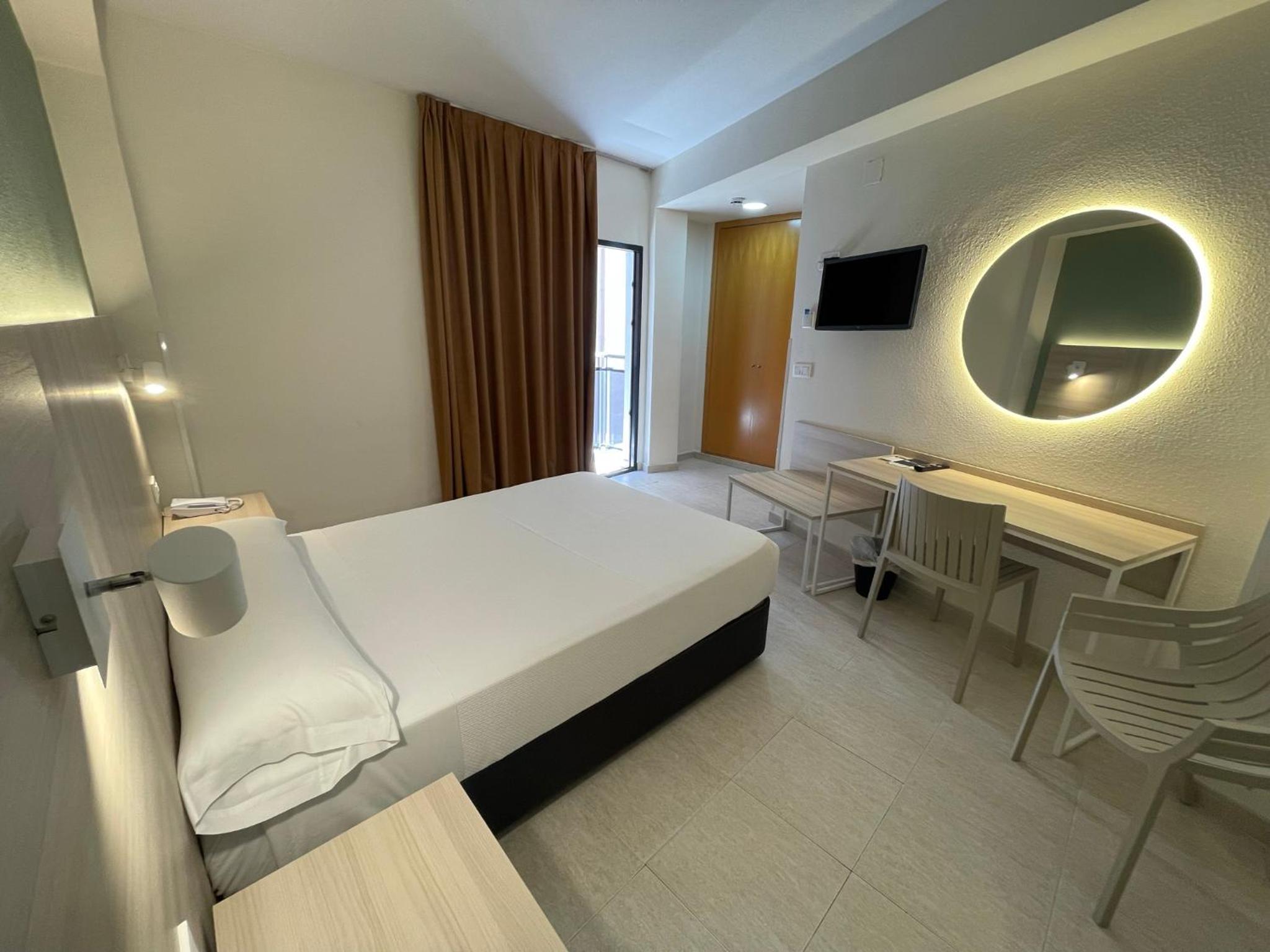 Double or Twin Room with Balcony - Photo 2