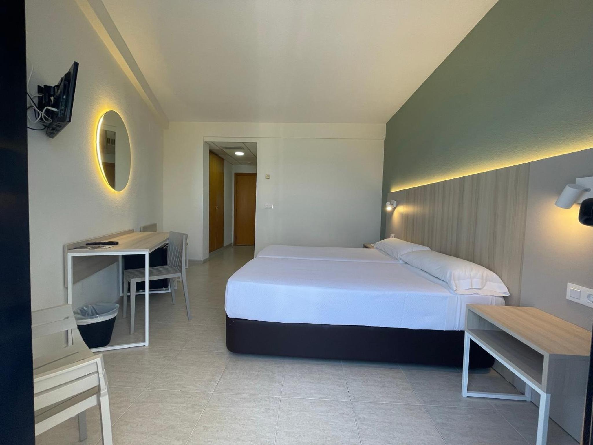 Double or Twin Room with Balcony - Photo 6