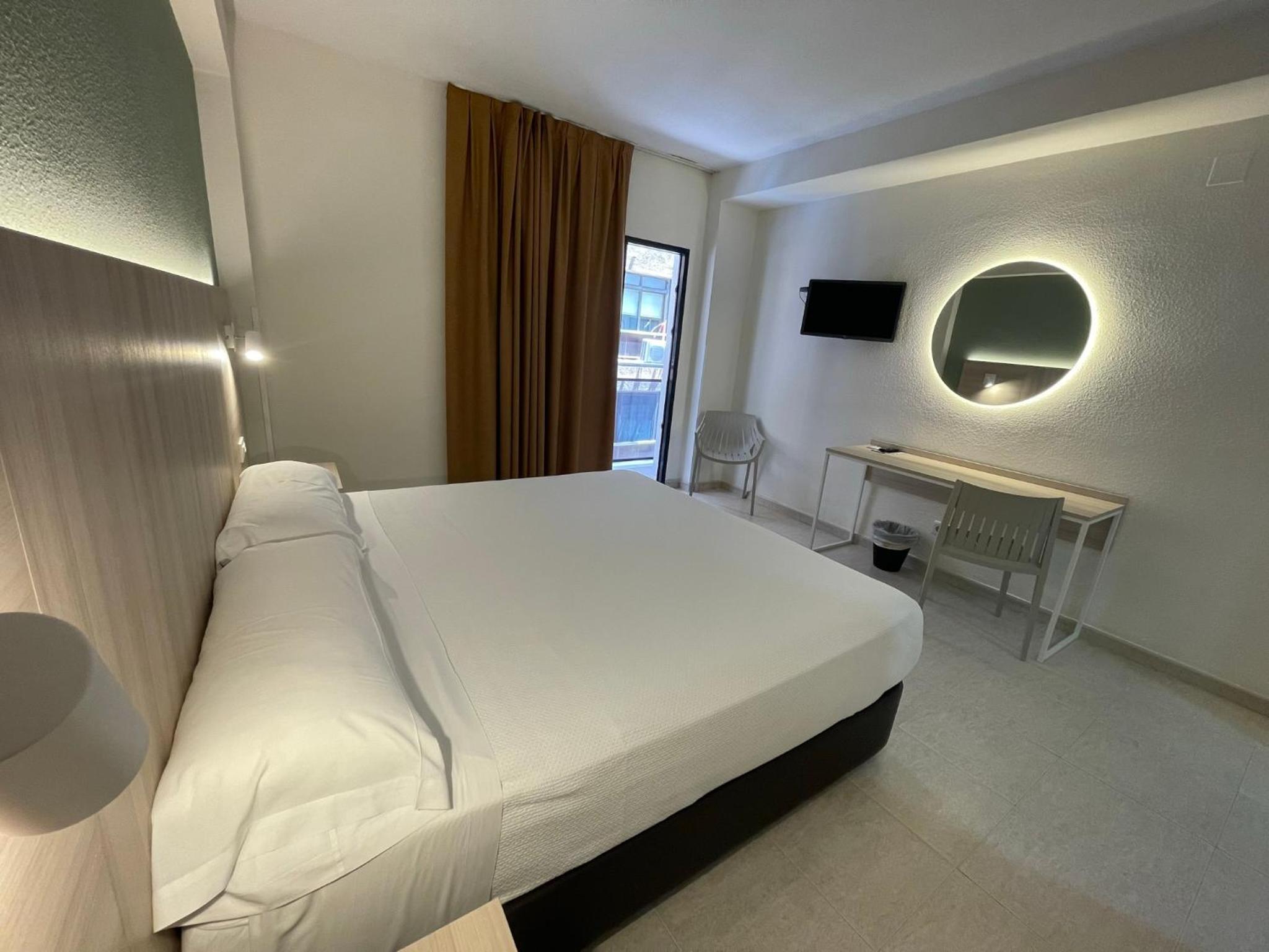Double or Twin Room with Balcony - Photo 4