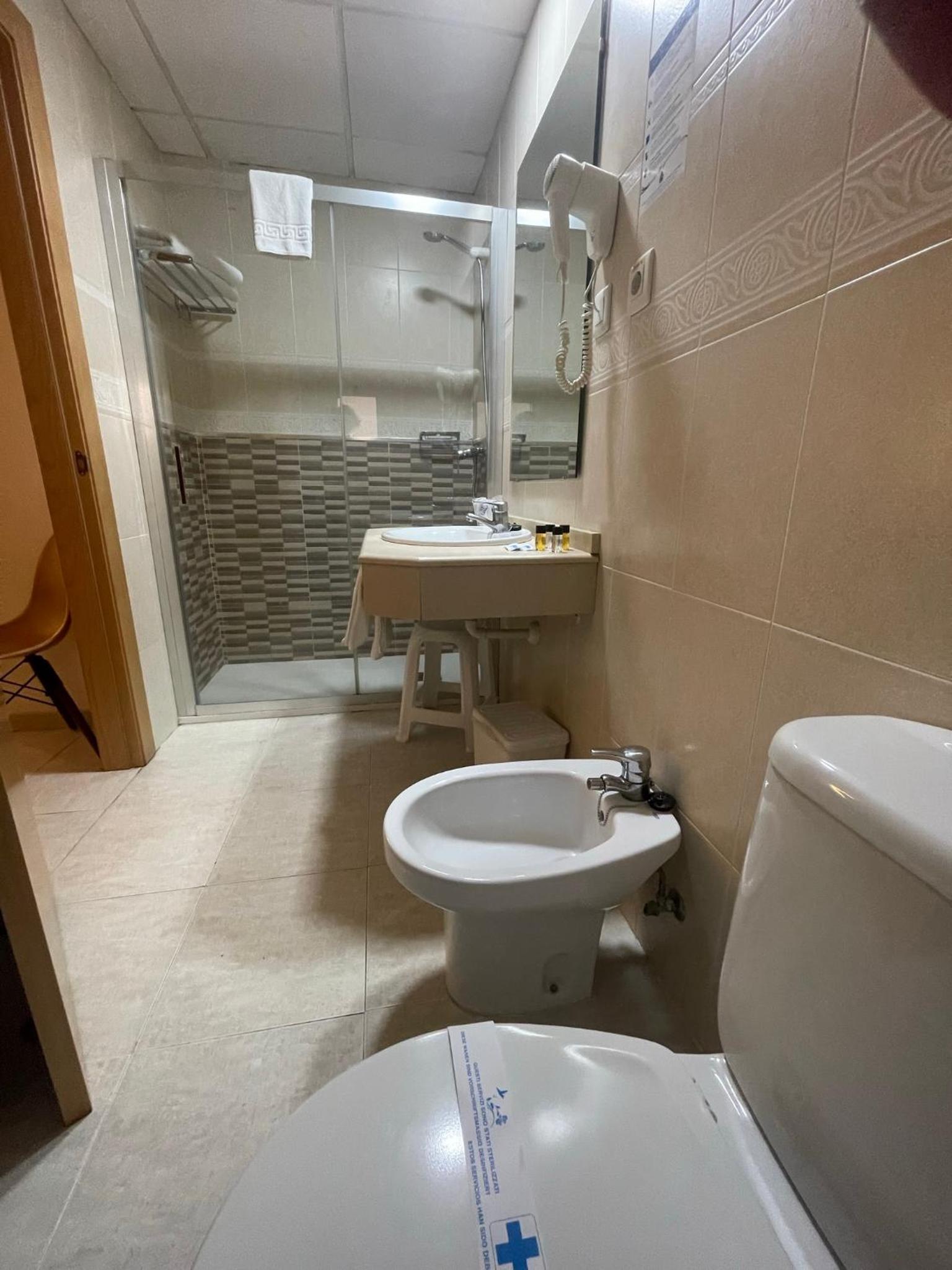 Double or Twin Room with Balcony - Photo 3