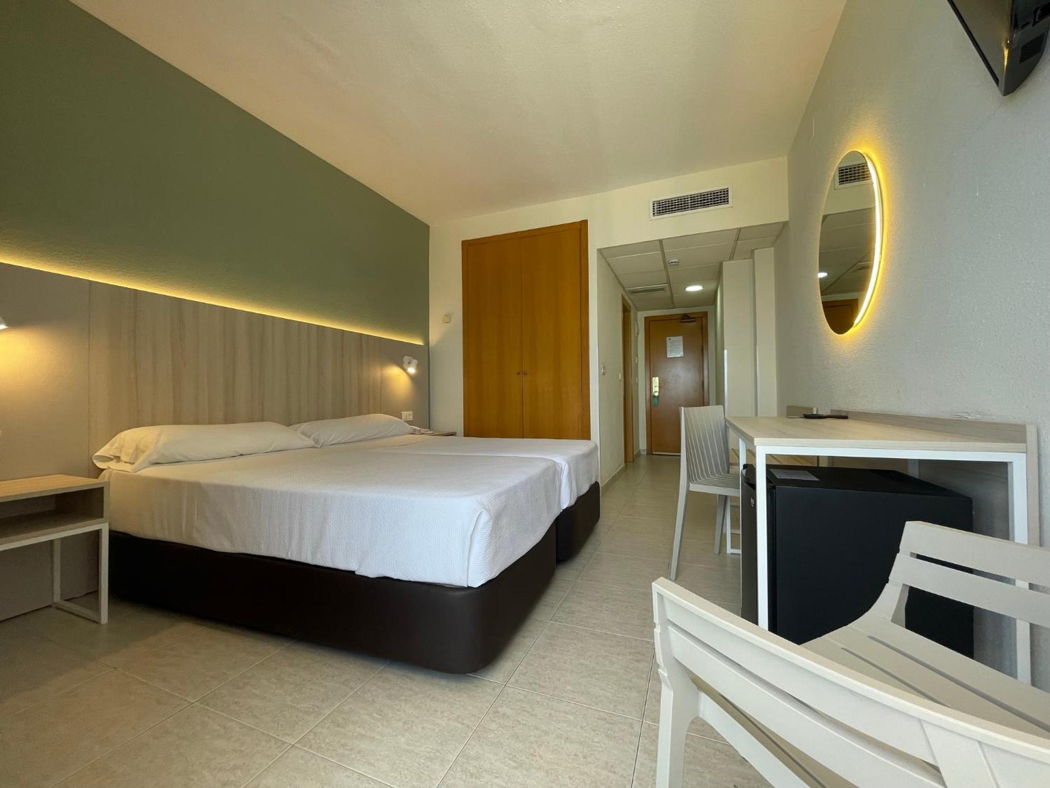 Double or Twin Room with Balcony - Photo 1