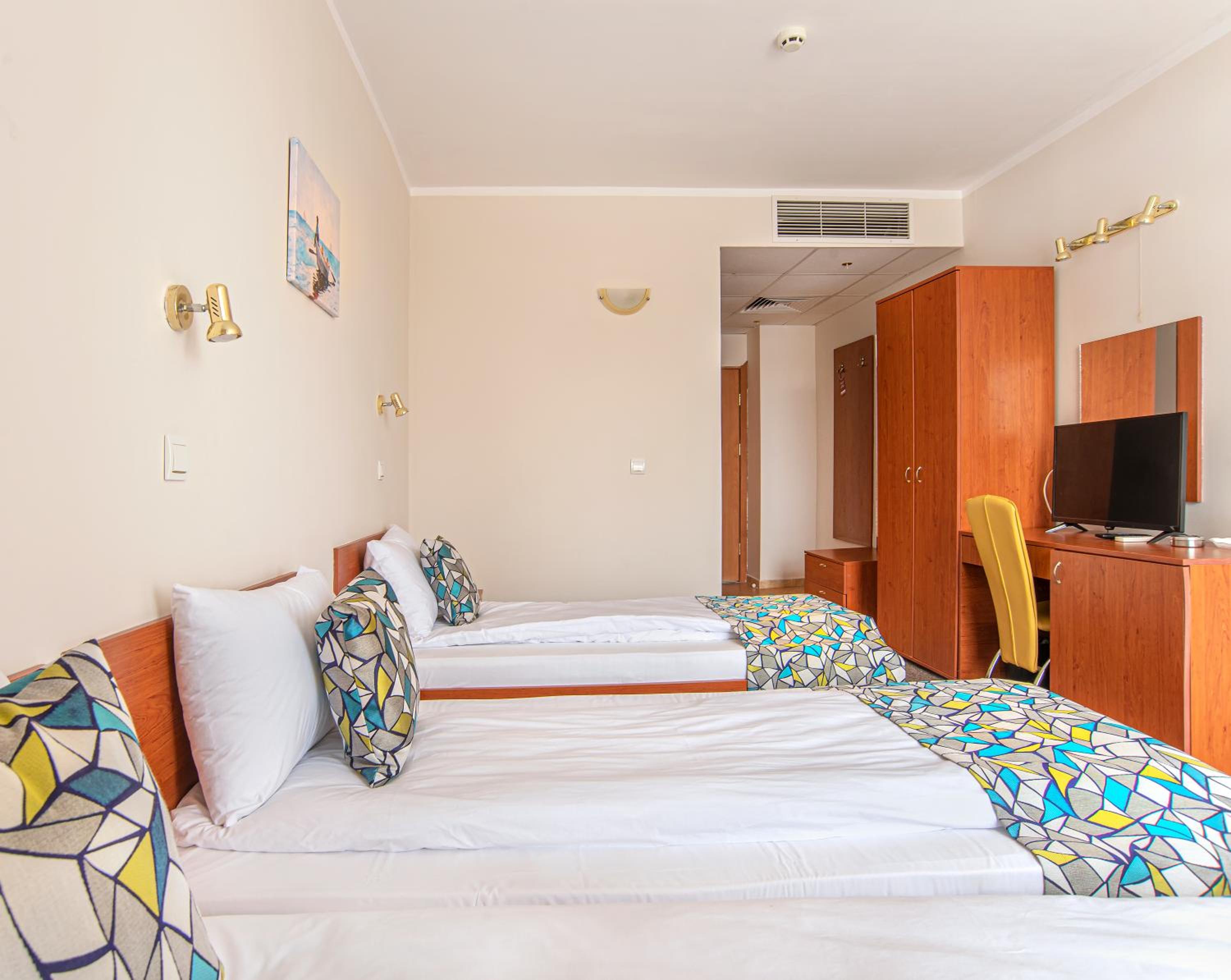 Economy Triple Room photo 2