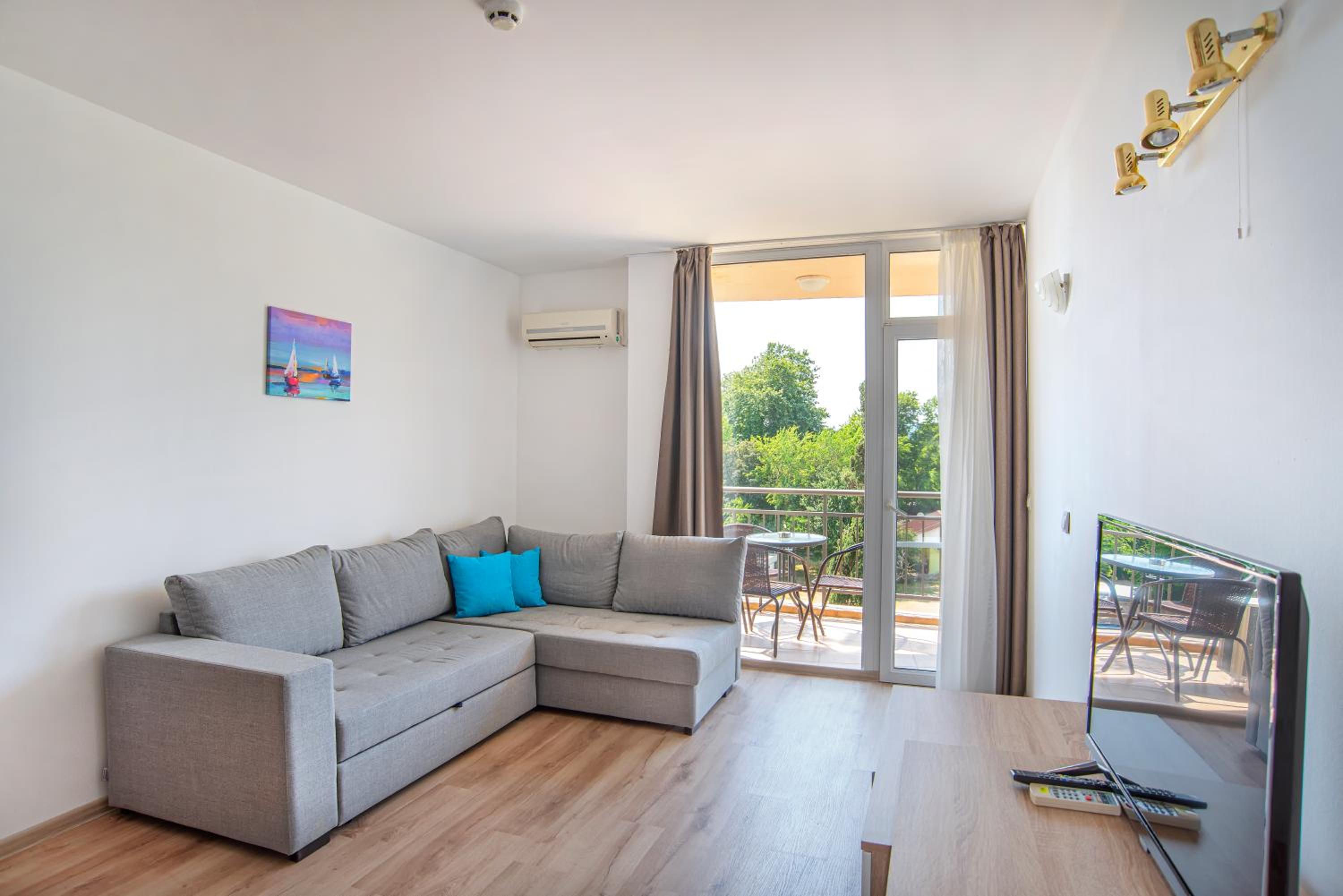 Apartment with partial sea view  photo 3