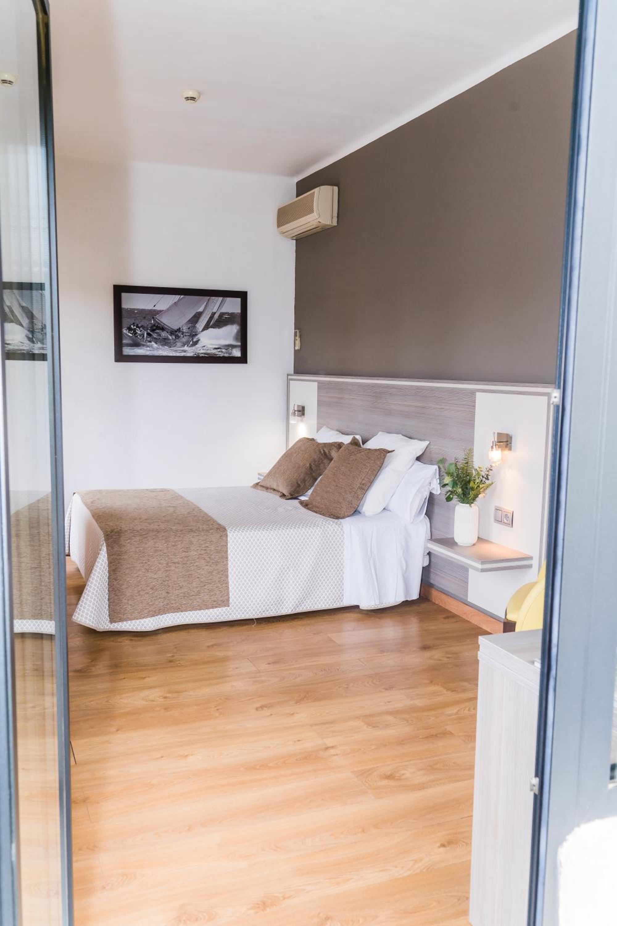 Double or Twin Room with Balcony photo 3