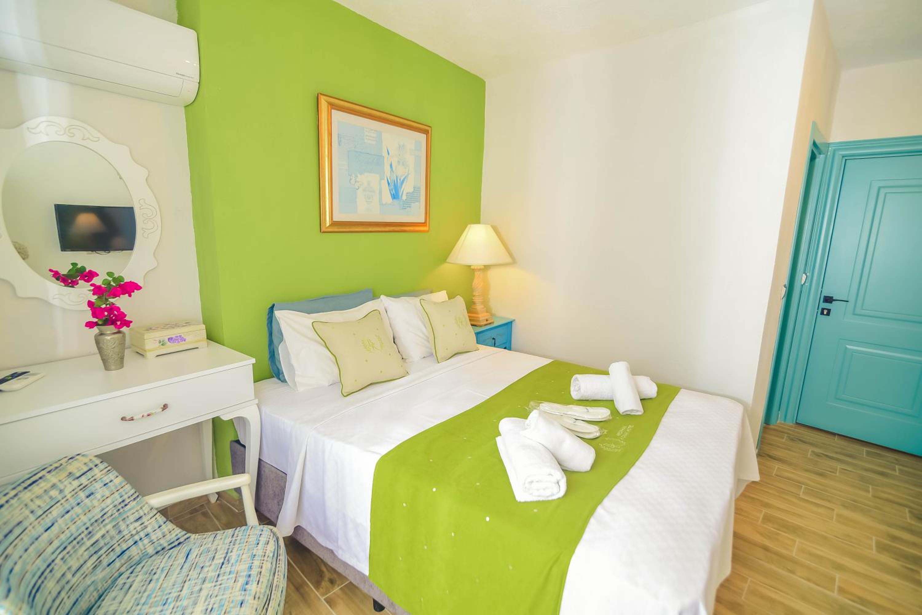 Deluxe Double Room with Balcony - Photo 1
