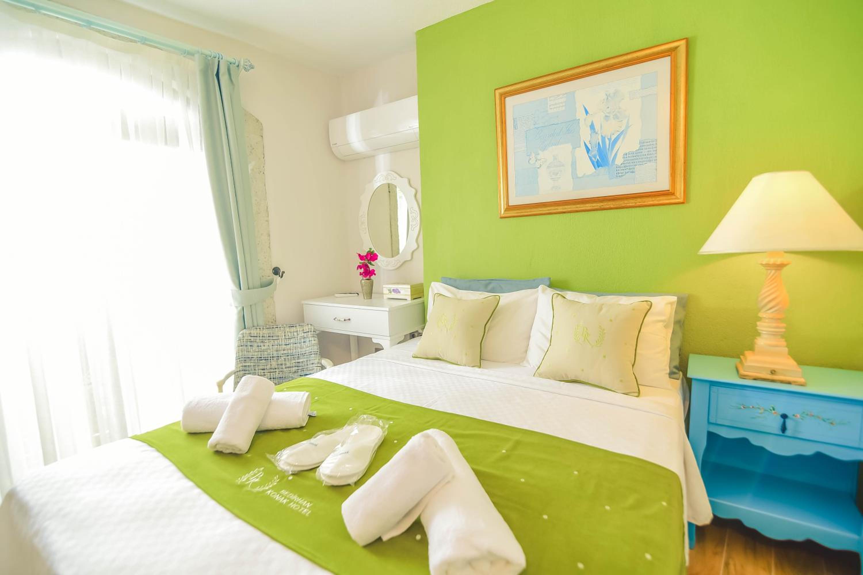 Deluxe Double Room with Balcony - Photo 3