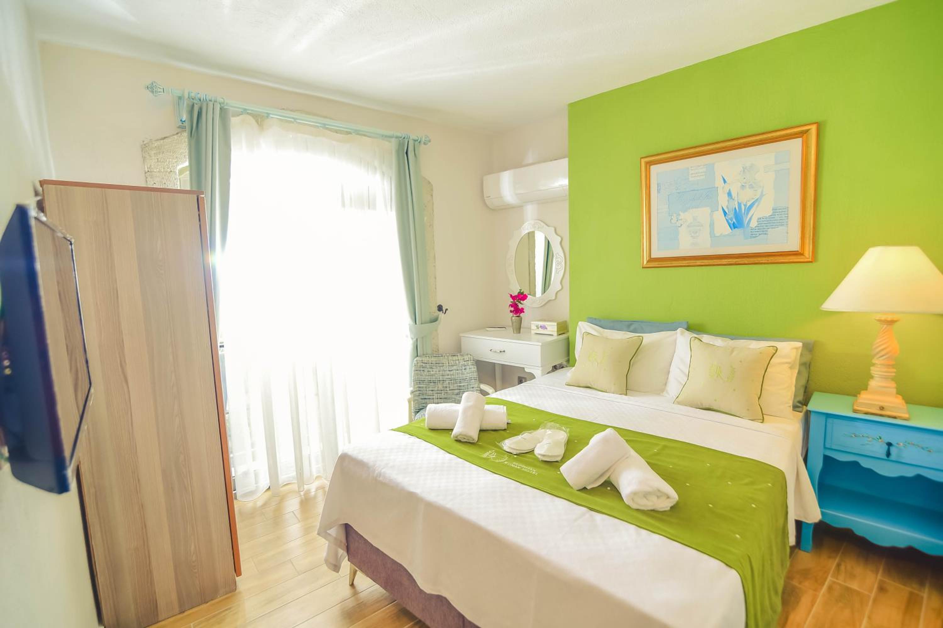 Deluxe Double Room with Balcony - Photo 4