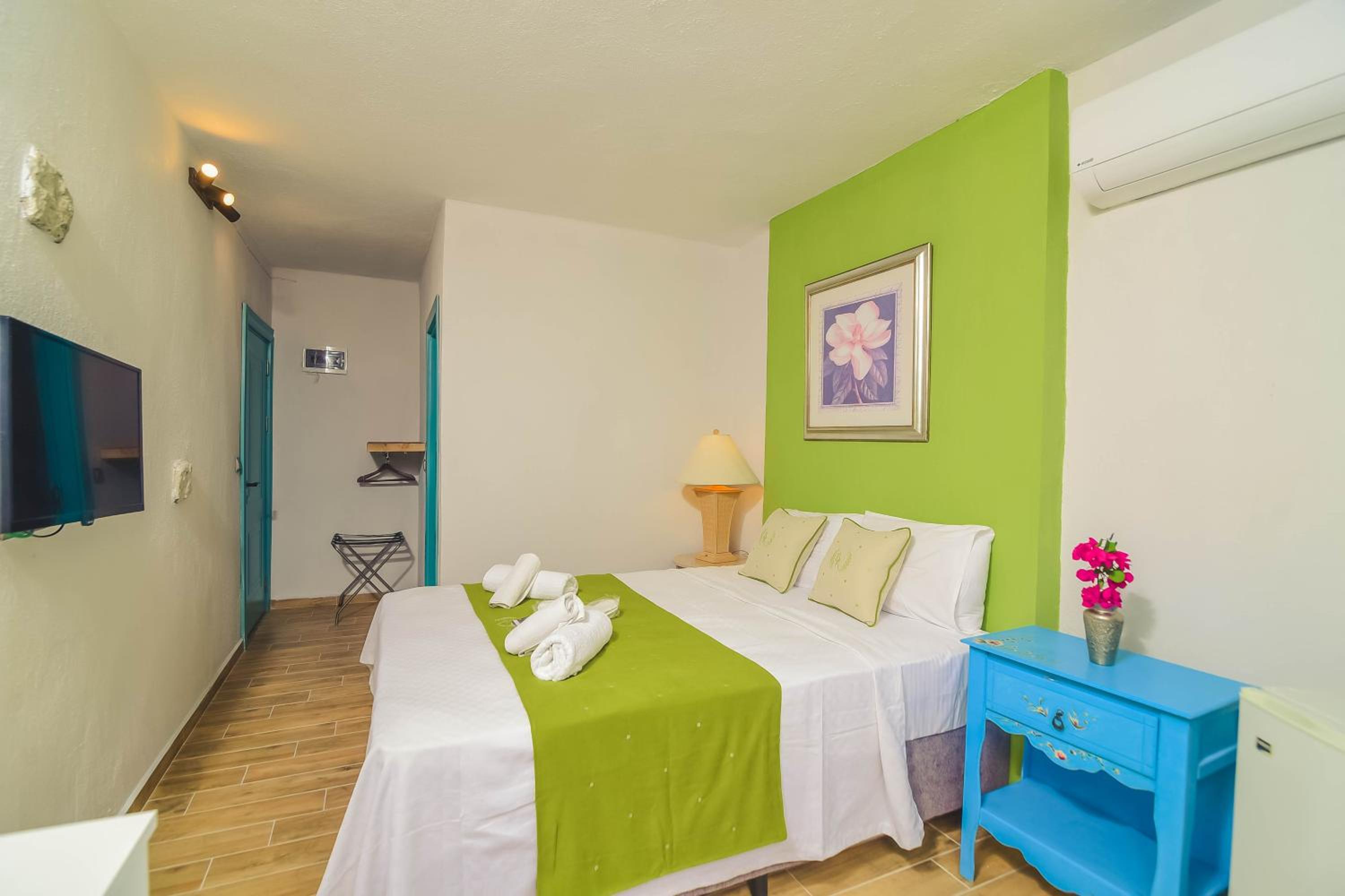 Deluxe Double Room with Balcony - Photo 6